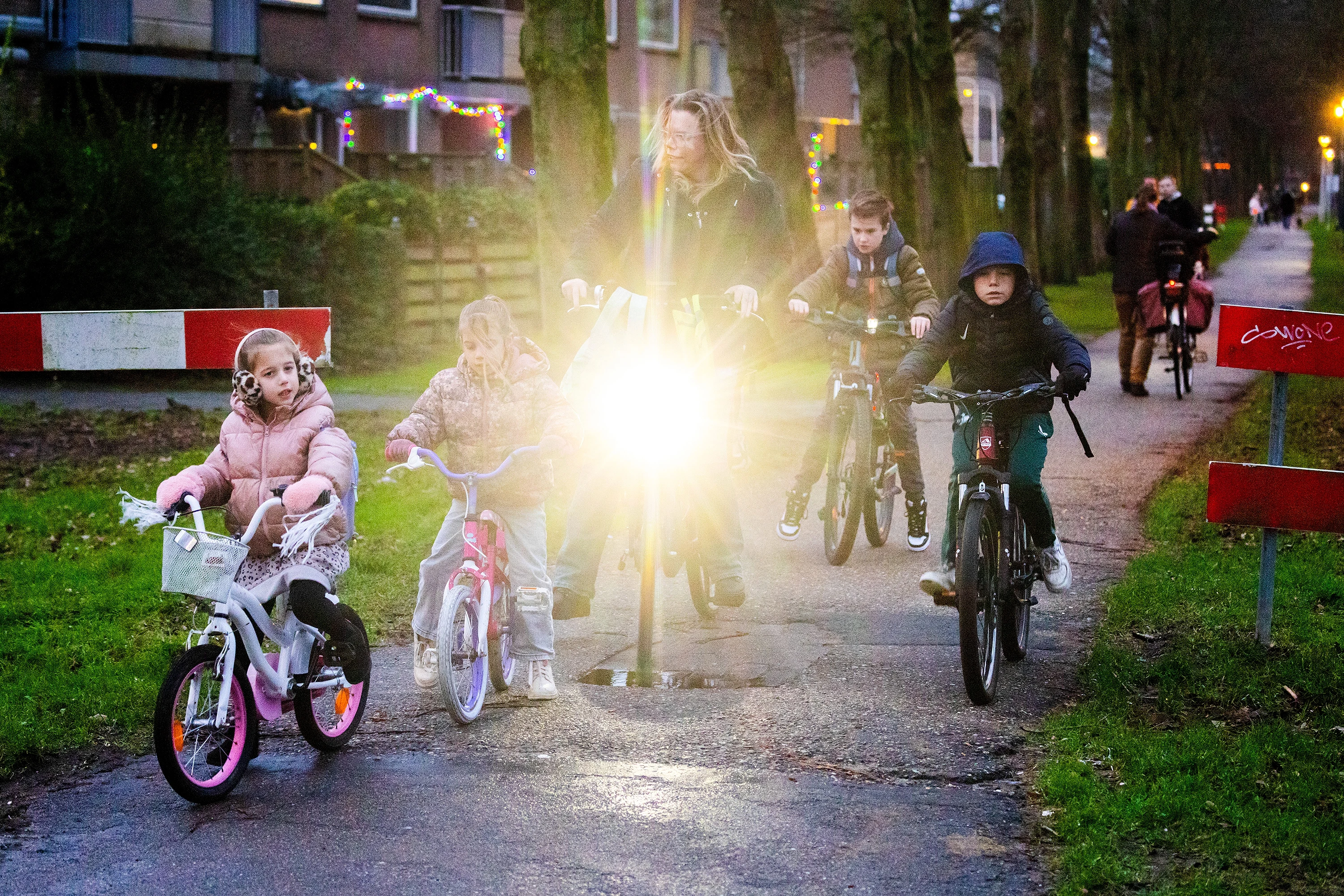 Check je fietslamp: verkeerd afgesteld kan levensgevaarlijk zijn, waarschuwt ANWB