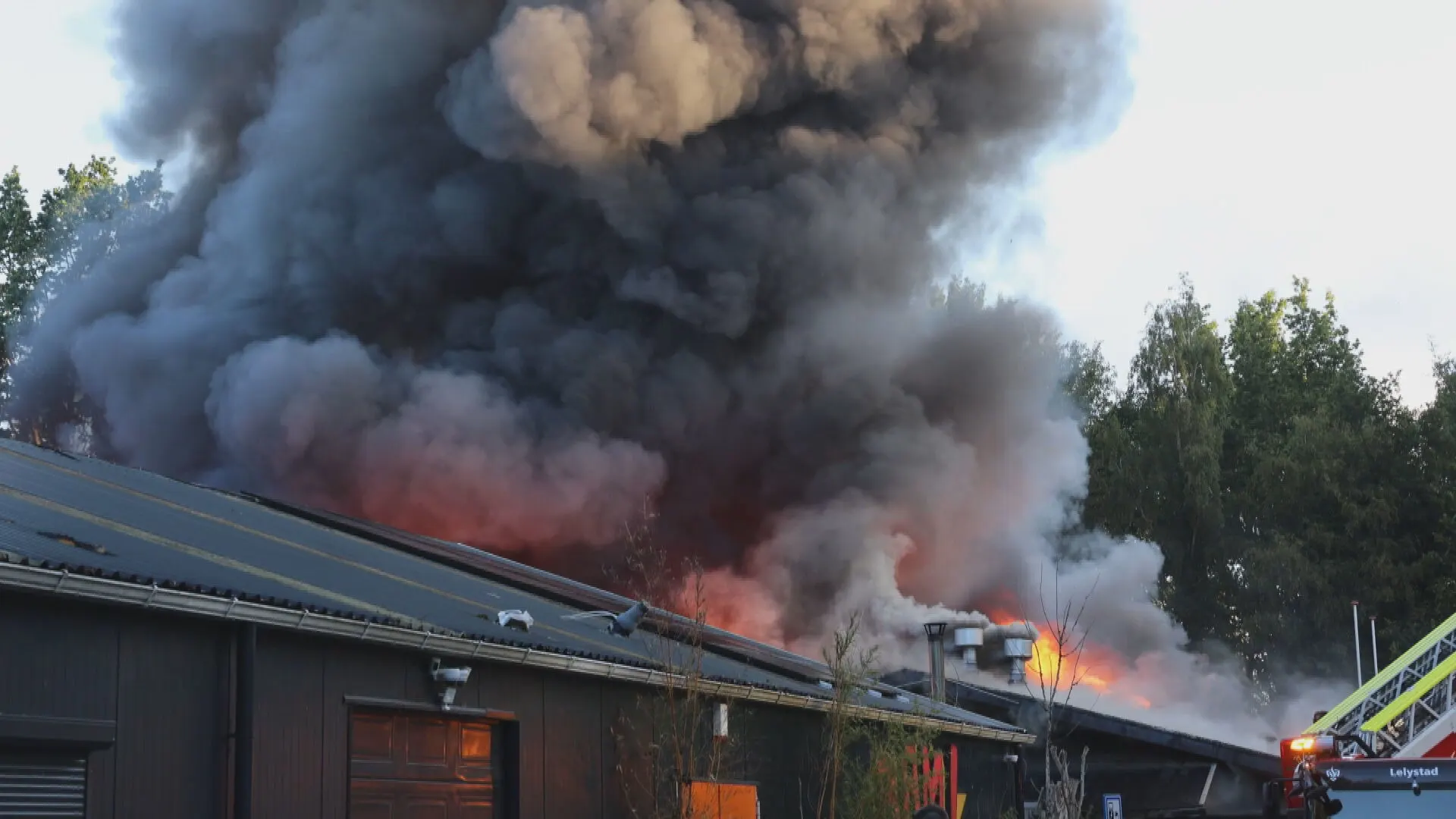 Grote brand verwoest voormalige parenclub in Lelystad