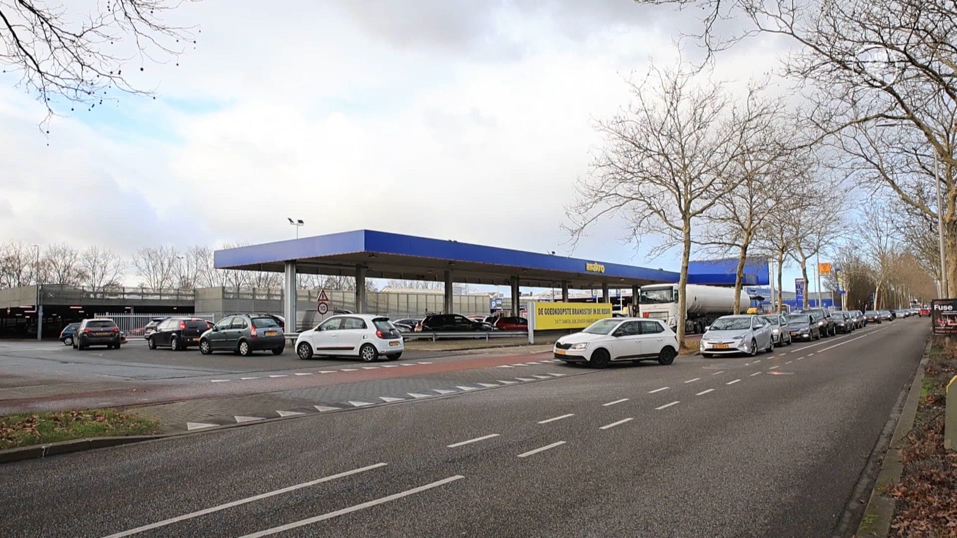 Lange rijen voor het tankstation, nog even snel goedkoop tanken