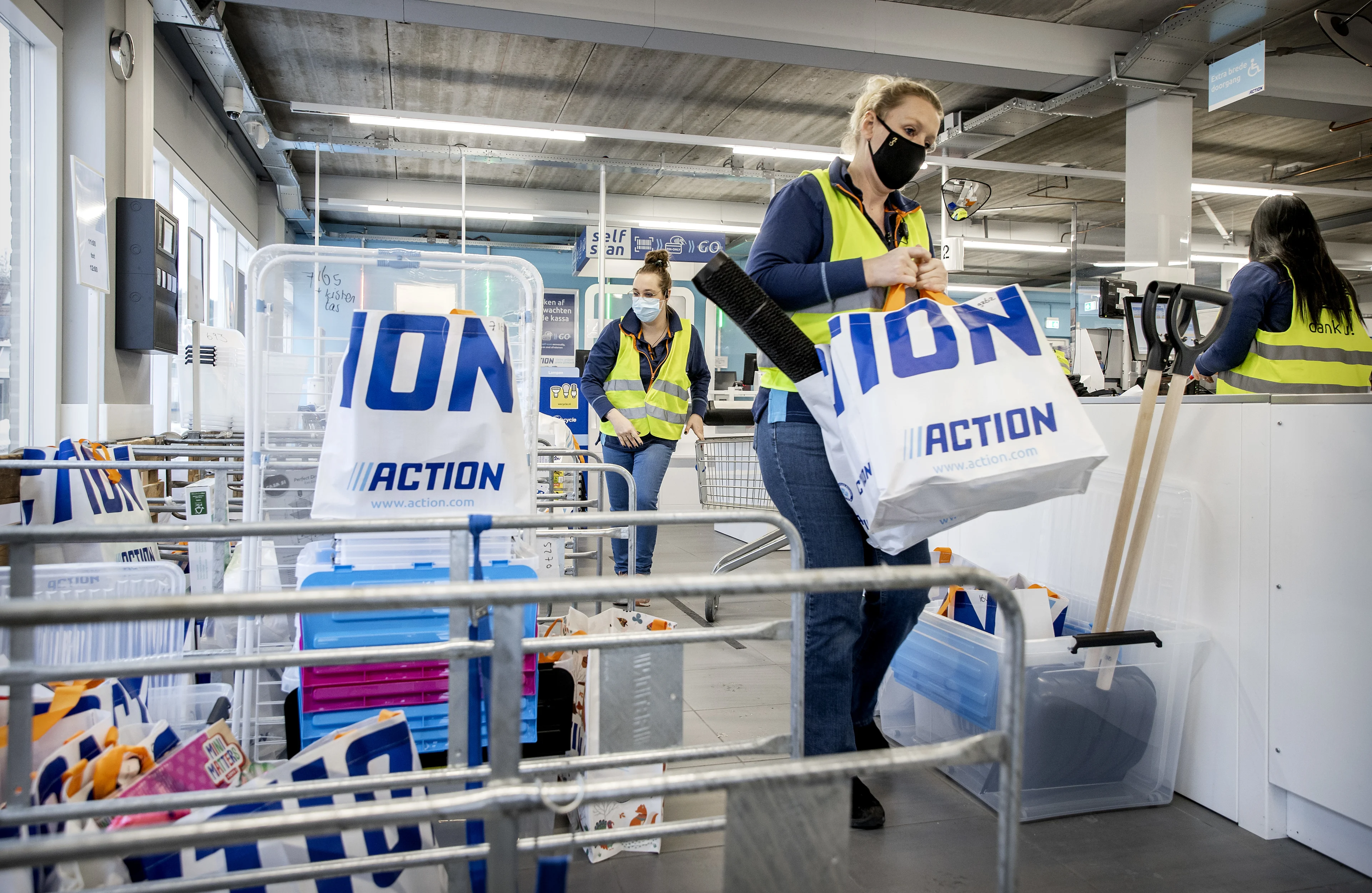 Medewerkster Action nagenoeg blind nadat confettikanon ontploft in gezicht