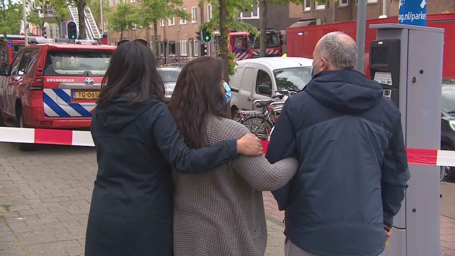 Veertig woningen onbewoonbaar na grote brand Den Haag: 'Mijn ouders zijn álles kwijt, ook hun vogeltjes'