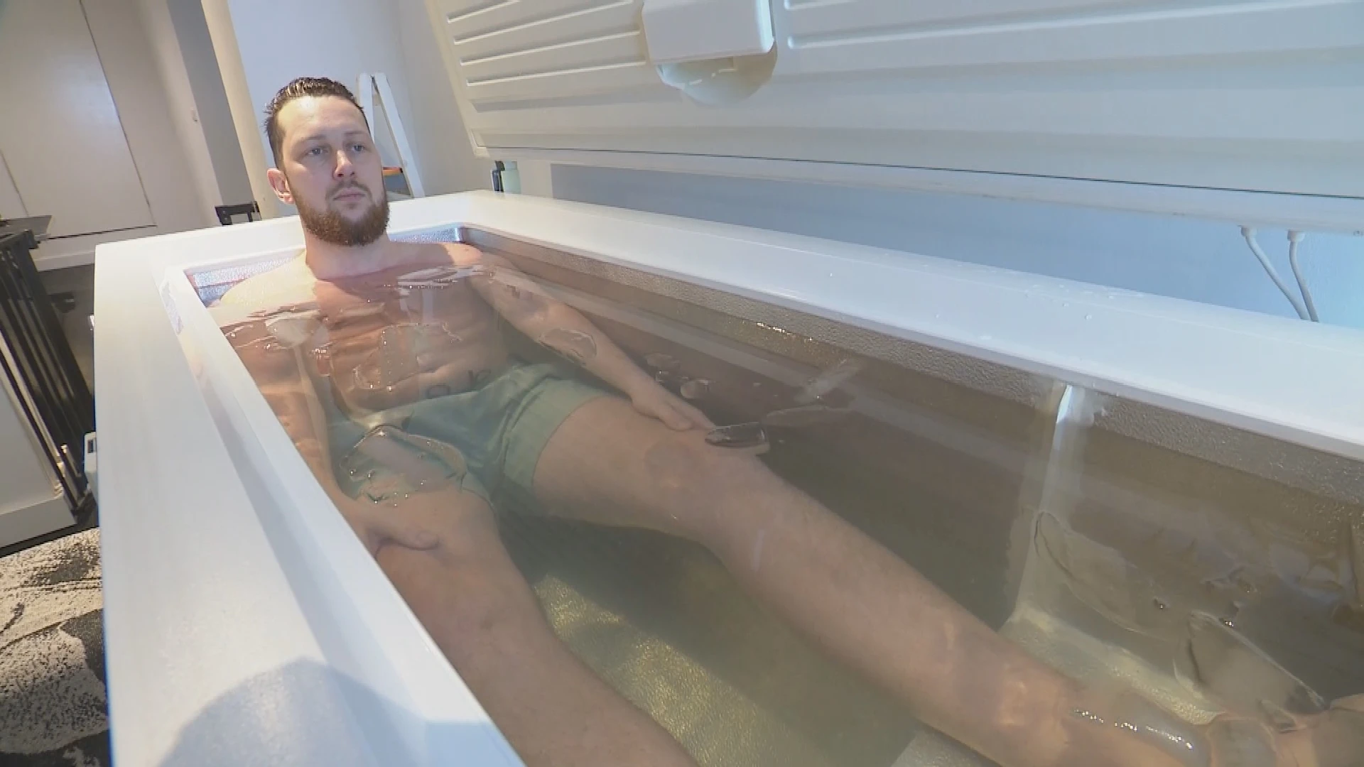Voorbereiden op WK IJszwemmen: Limburgse Bob traint in vrieskist in zijn kelder