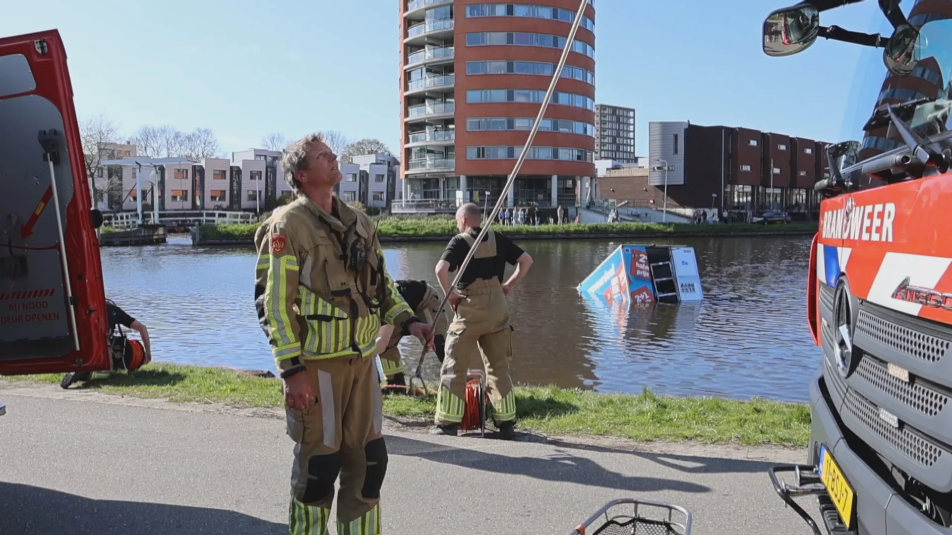 Bezorger Albert Heijn bezorgt zichzelf nat pak als bestelbus Leids kanaal inrijdt