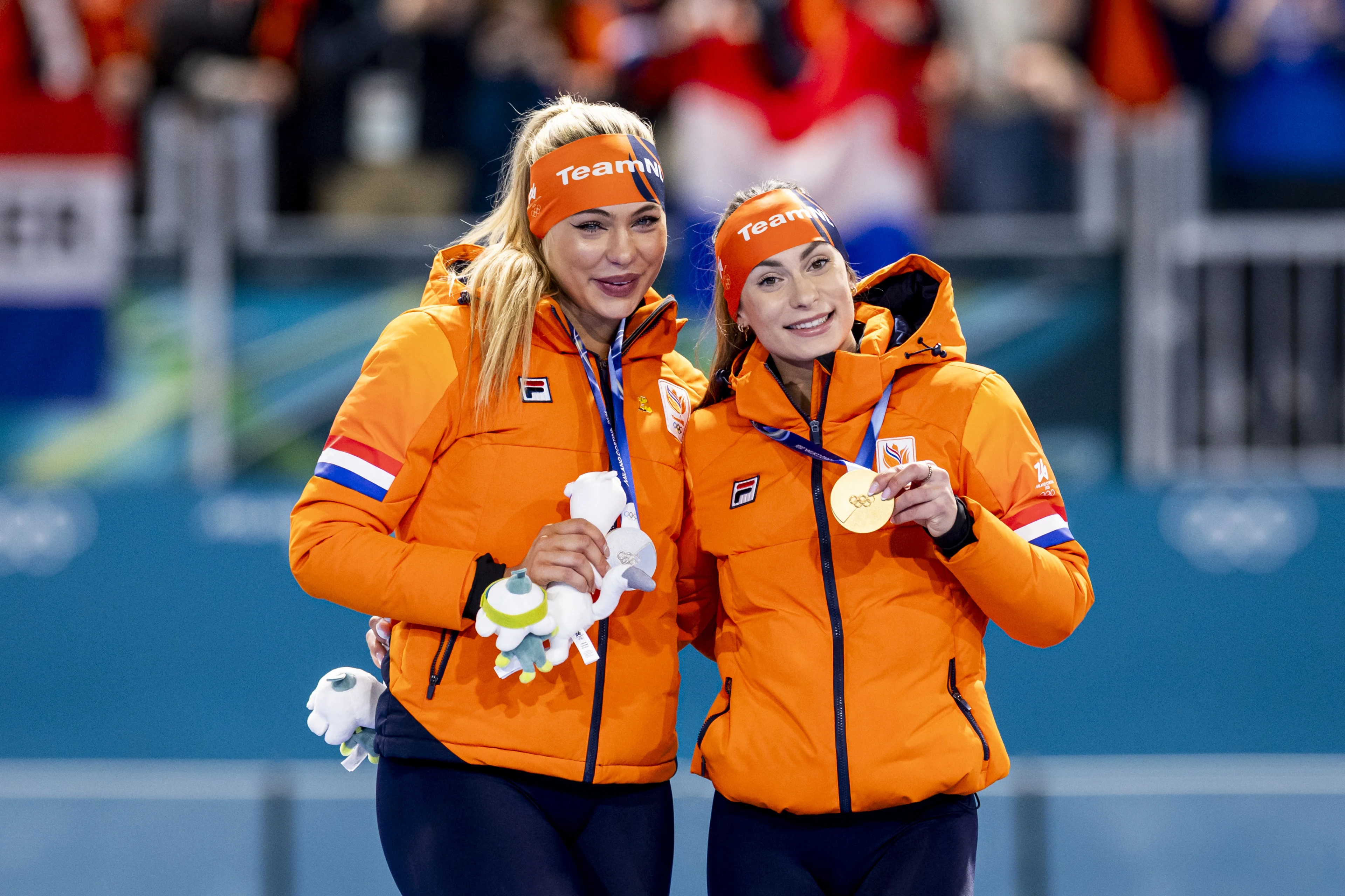 Femke Kok overklast concurrentie en pakt historisch goud op 500 meter, zilver voor Leerdam