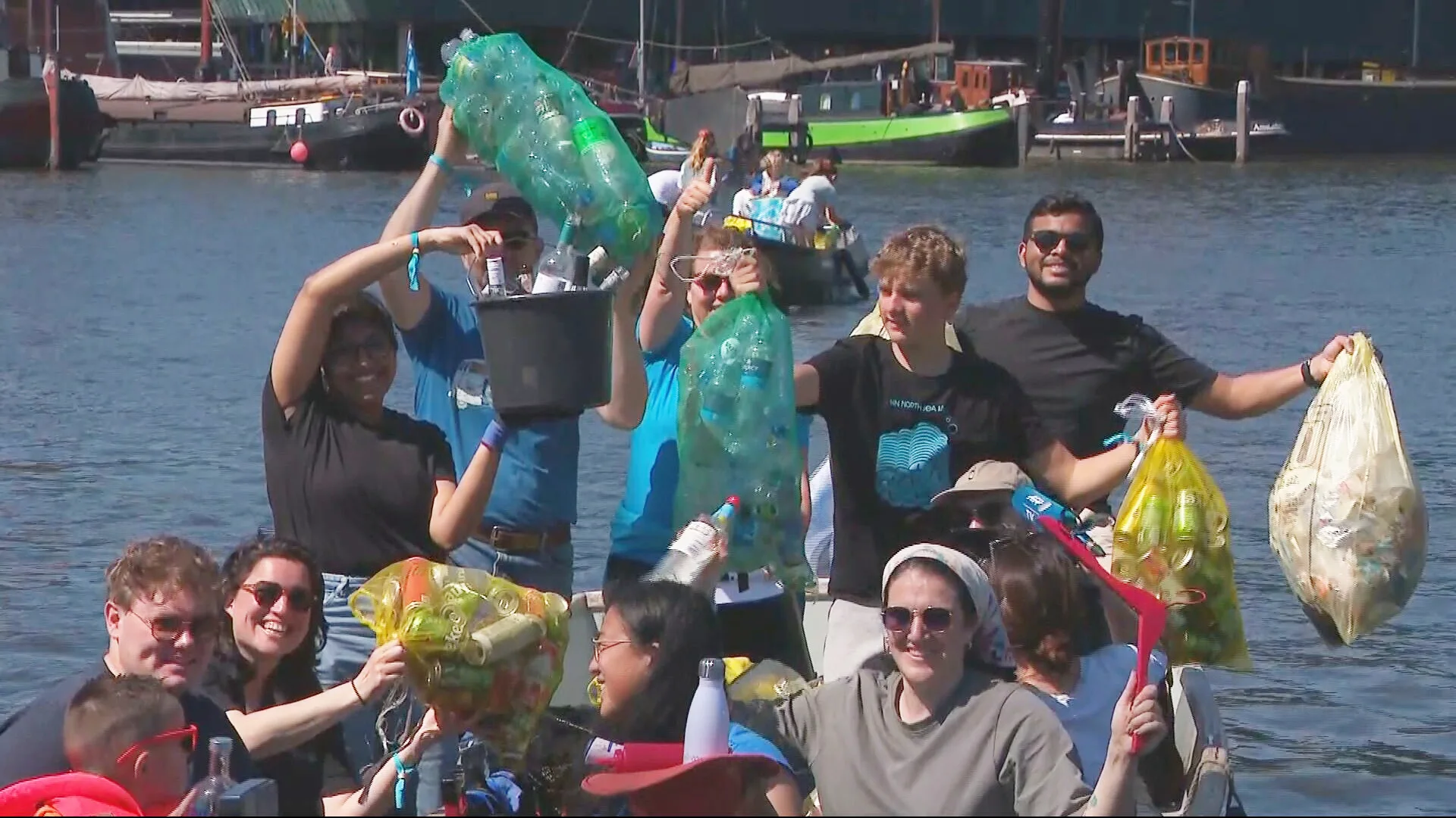 60.000 plastic flesjes uit de gracht: Koningsvissen ruimt weer troep op