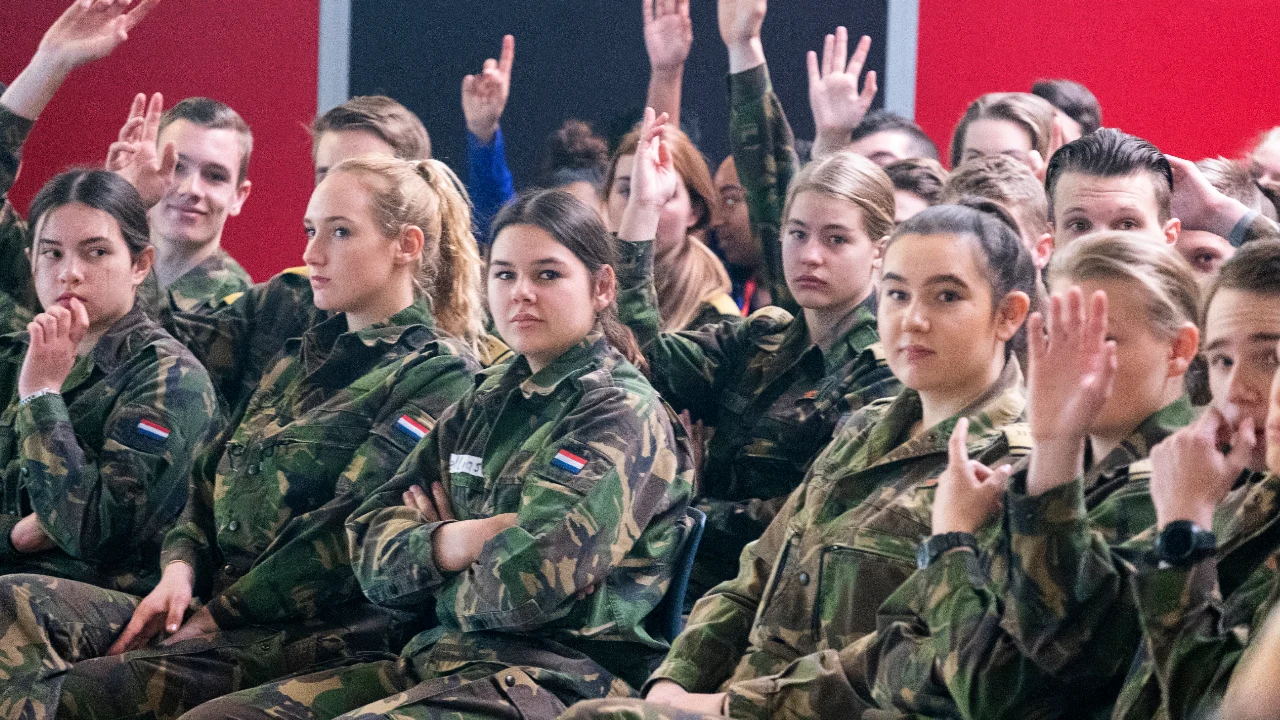 Alle 17-jarige meisjes krijgen brief over dienstplicht: 'Meiden, kom bij Defensie'
