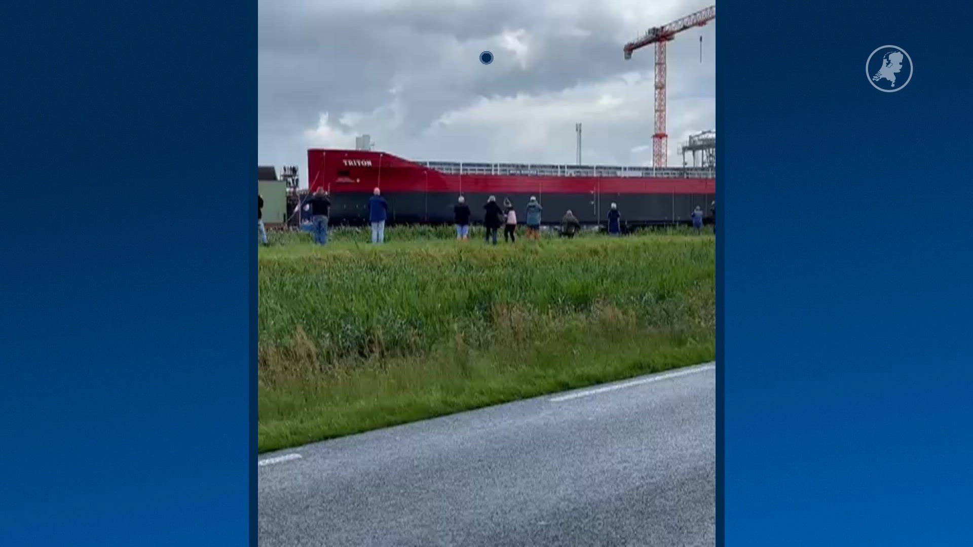 ZIEN: Omstanders gaan kopje onder door golf bij tewaterlating