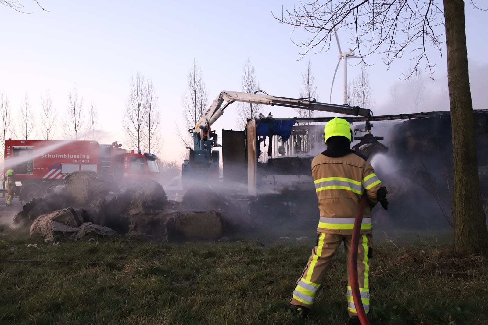 Vrachtwagen met isolatiemateriaal vliegt in de hens op A15 bij Deil