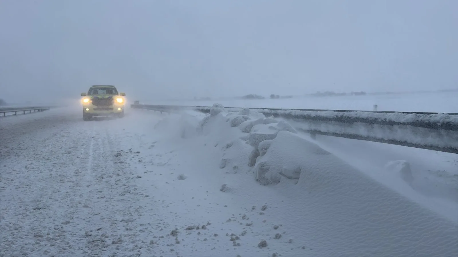 Diverse wegen in noorden dicht: 'Bijna geen onderscheid meer tussen weg en weiland'