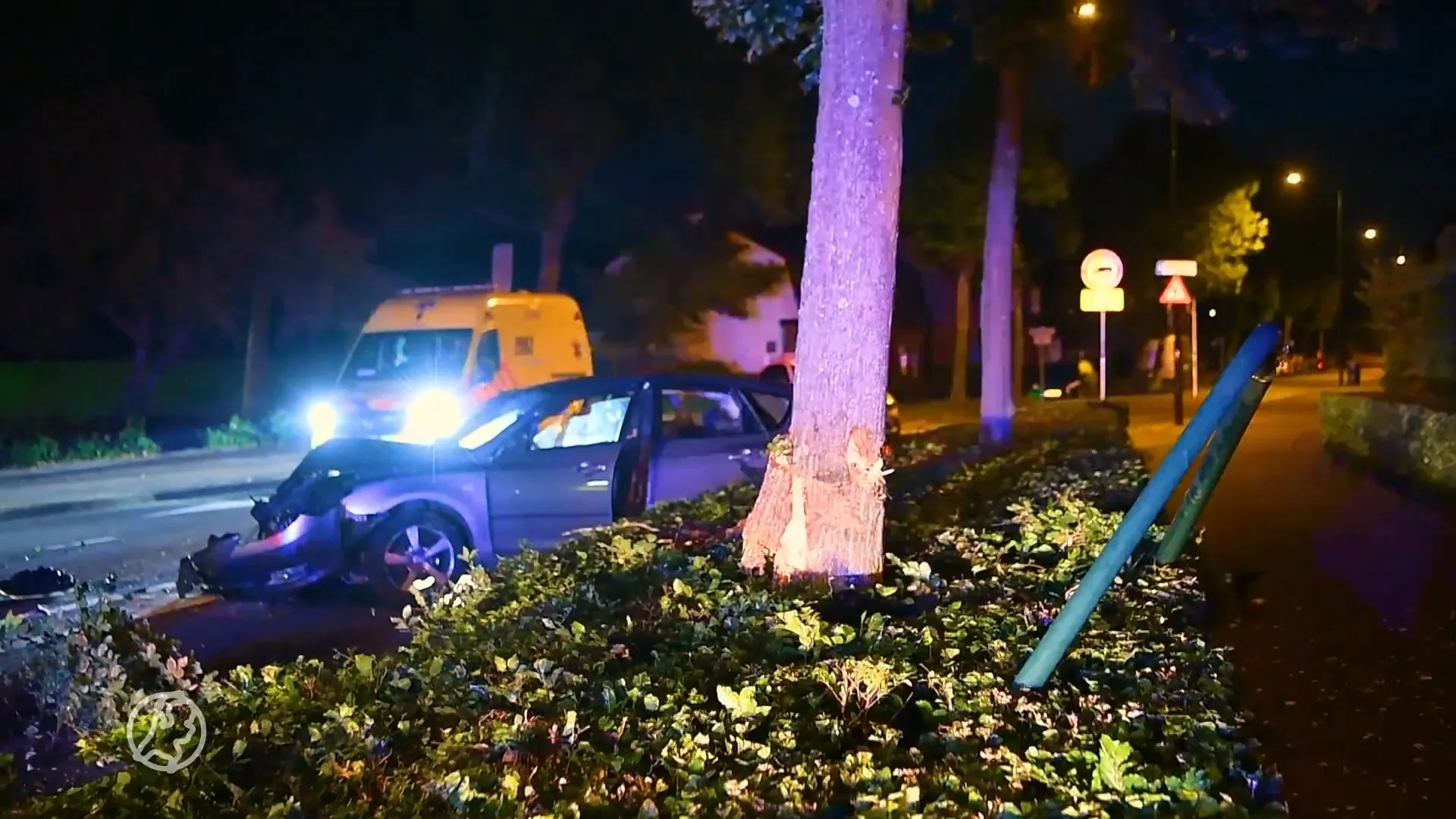 Auto met vier inzittenden knalt tegen boom, chauffeur in ziekenhuis opgenomen