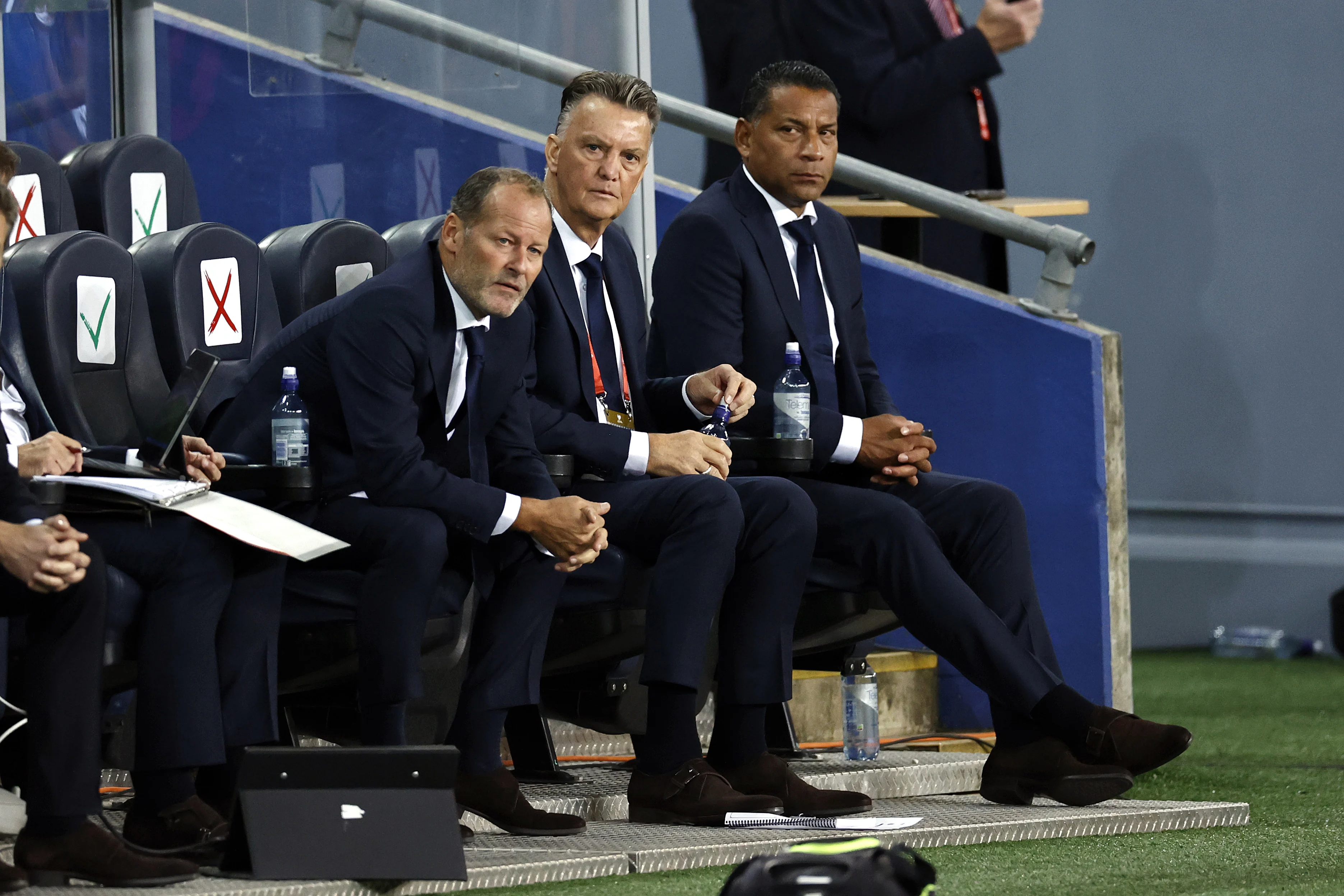 Oranje speelt gelijk in belangrijke eerste wedstrijd onder Louis van Gaal