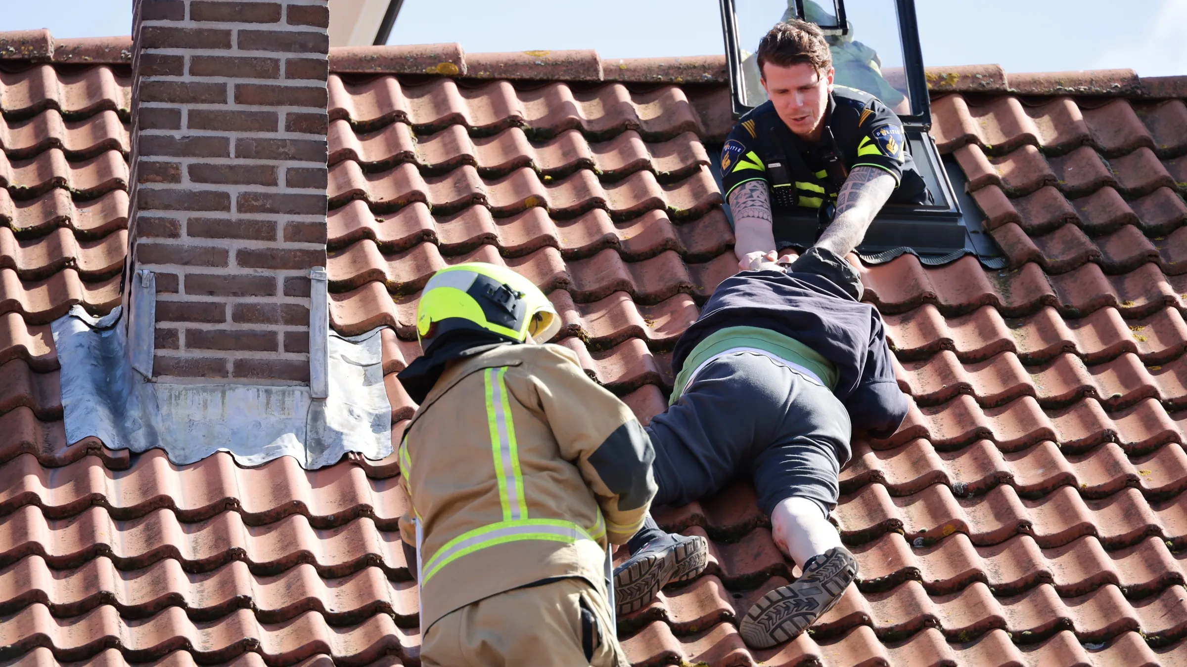Jaap (83) bungelt drie kwartier aan dakraam: 'Agent heeft mijn leven gered'