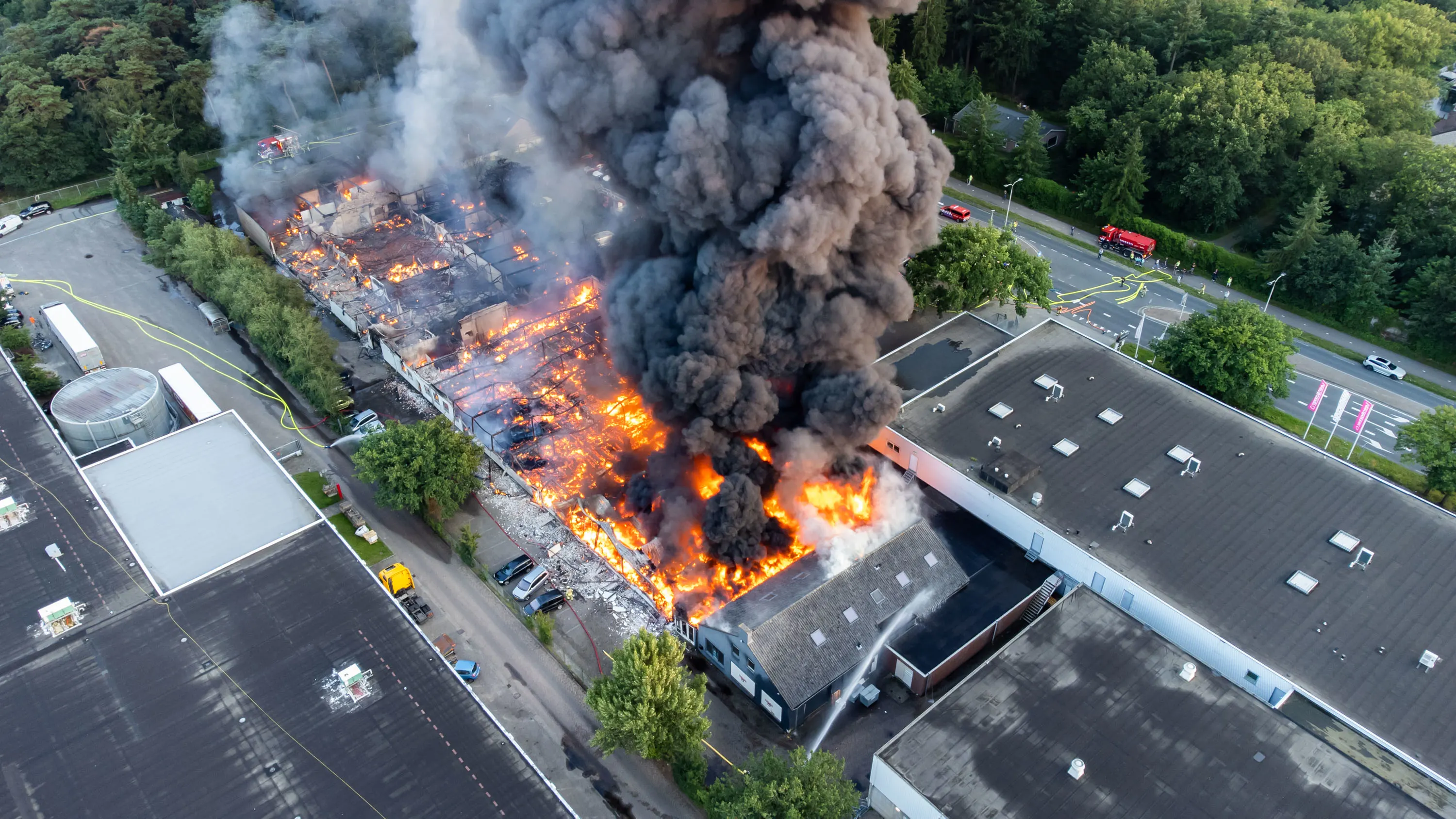 Zeer grote brand bij garagebedrijf in Soesterberg: 'Rook is vanuit wijde omgeving zichtbaar'