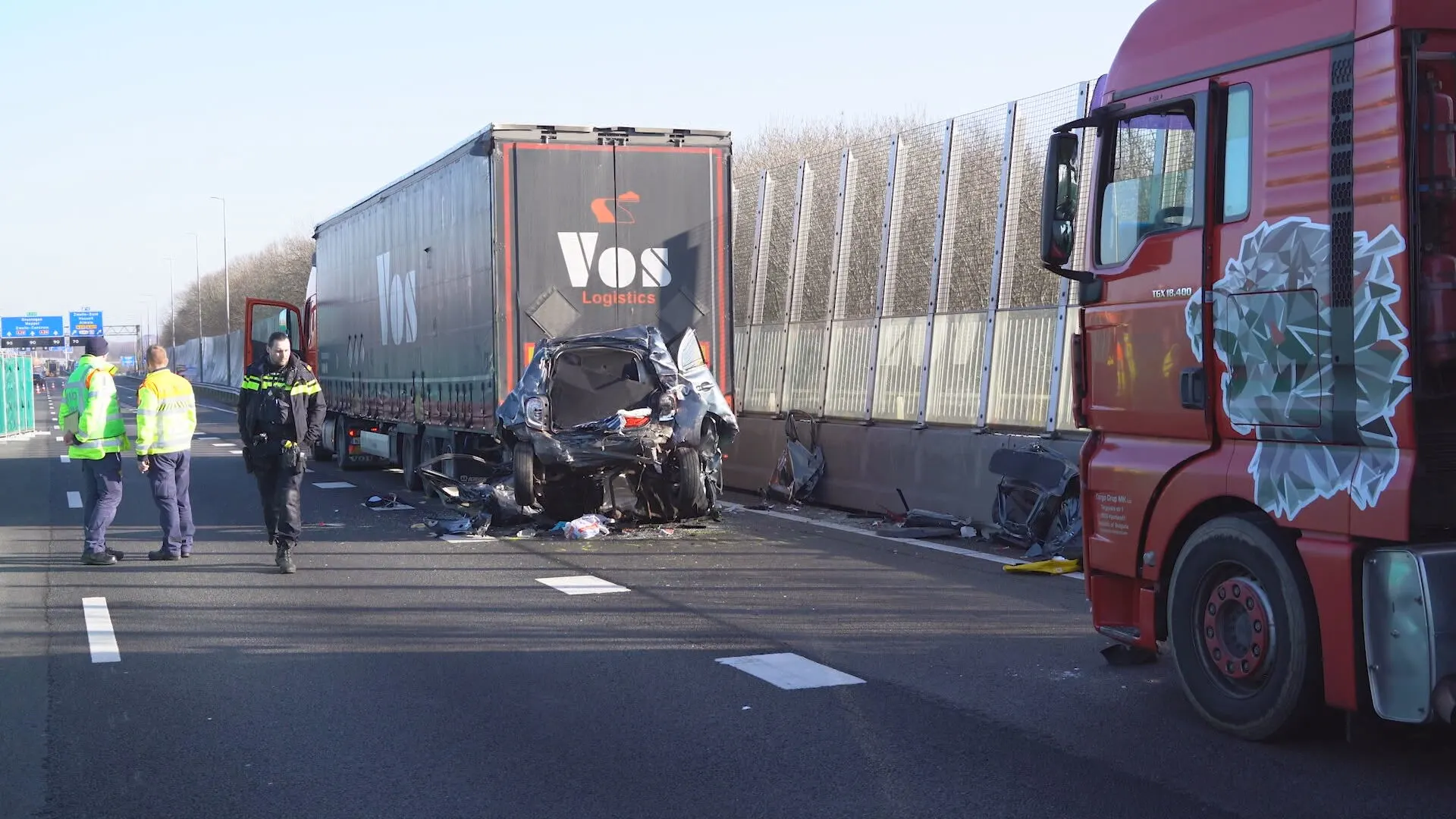 Politie op zoek naar beelden van dodelijk ongeluk A28 waarbij auto tussen vrachtwagens klem kwam te zitten