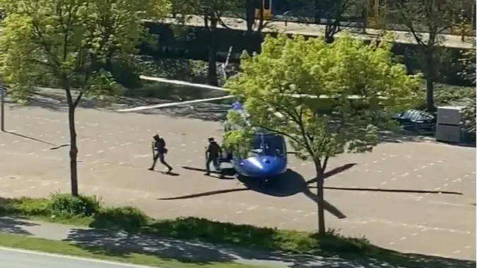 Zwaarbewapende politie haalt jongens met zwaard uit trein in Weesp