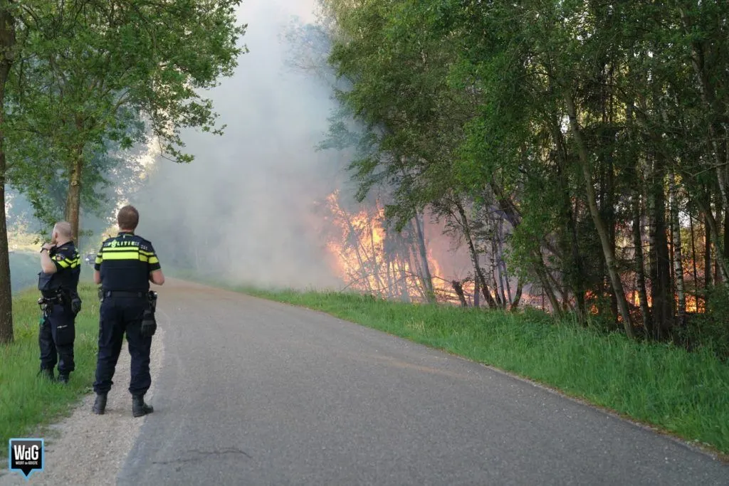 Natuurbrand nabij A2 ter hoogte van Weert, brandweer schaalt groot op