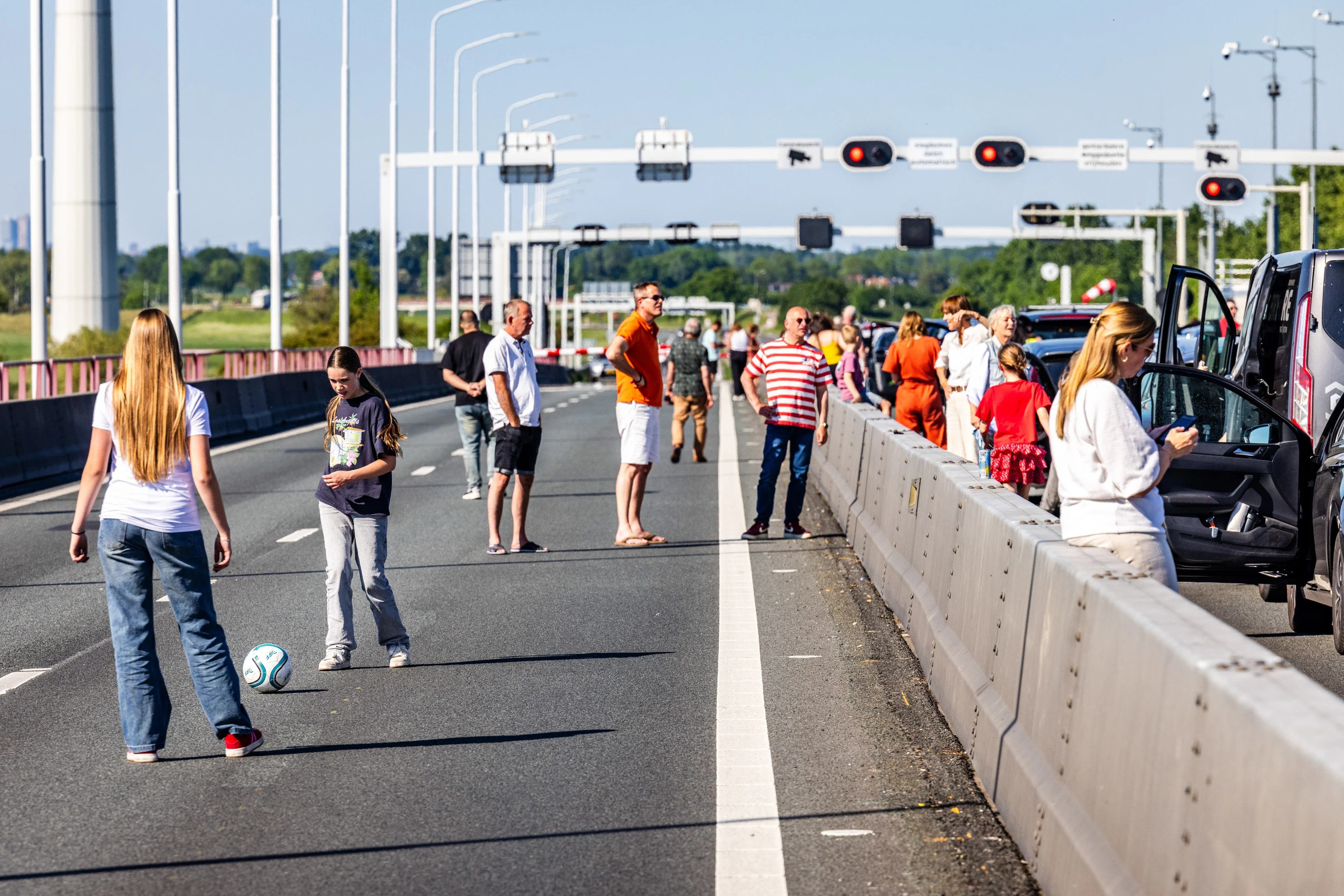 Automobilisten uren vast in brandende zon voor kapotte Haringvlietbrug