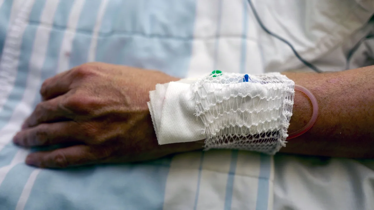 Man vecht voor zijn leven na mishandeling door vier jongens in Gouda: 'Ze schopten tot hij knock-out was'