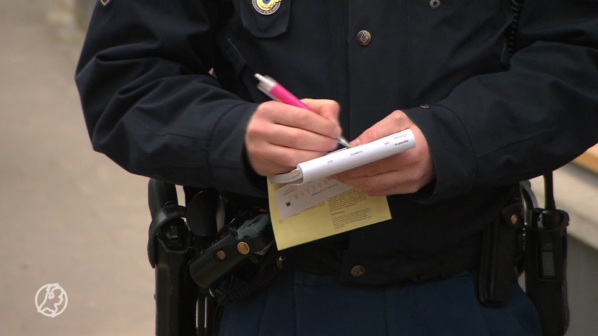 Rond twaalf uur klinken overal sirenes