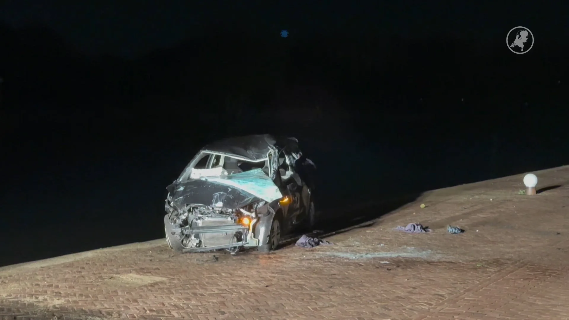 Auto rolt van Rijnkade af, bestuurder zwaargewond