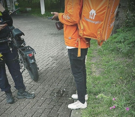 Foutje: maaltijdbezorger op fatbike via snelweg naar klant