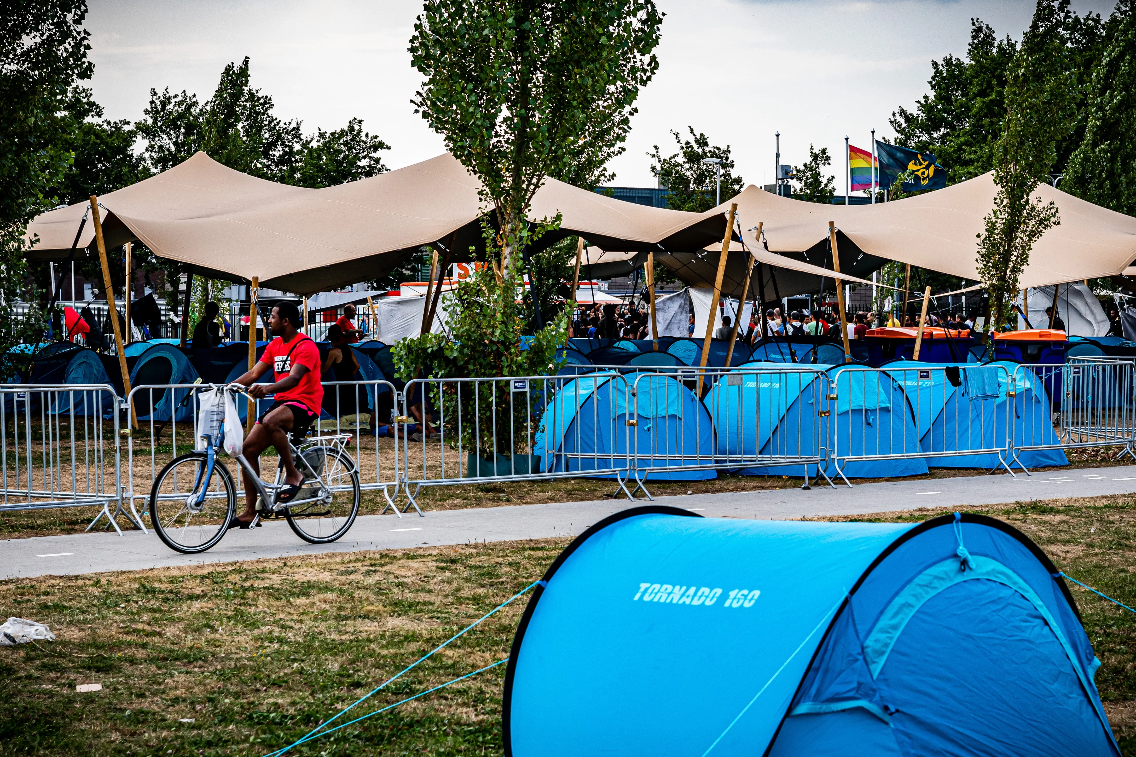 Tientallen demonstranten houden 'tentprotest' bij aanmeldcentrum Ter Apel