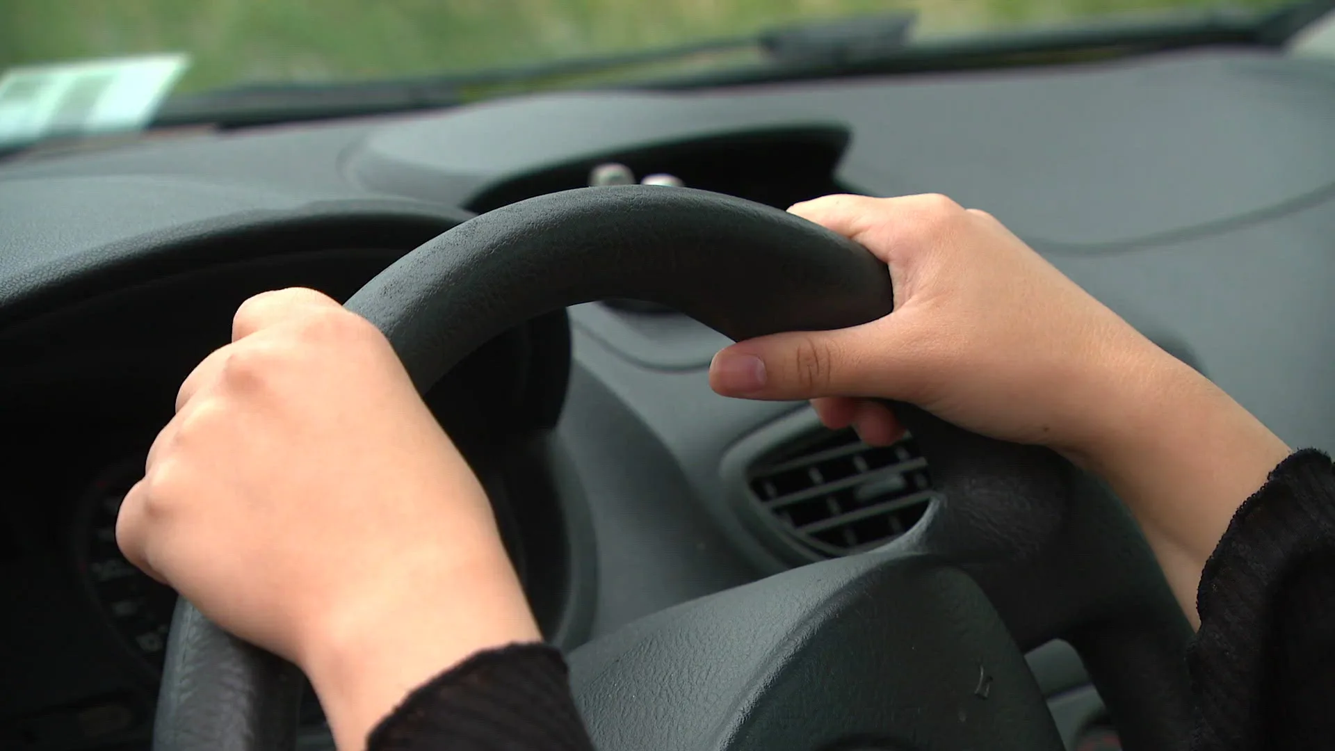 Nog steeds geen oplossing voor dakloze moeder Mila, die met baby in auto leeft