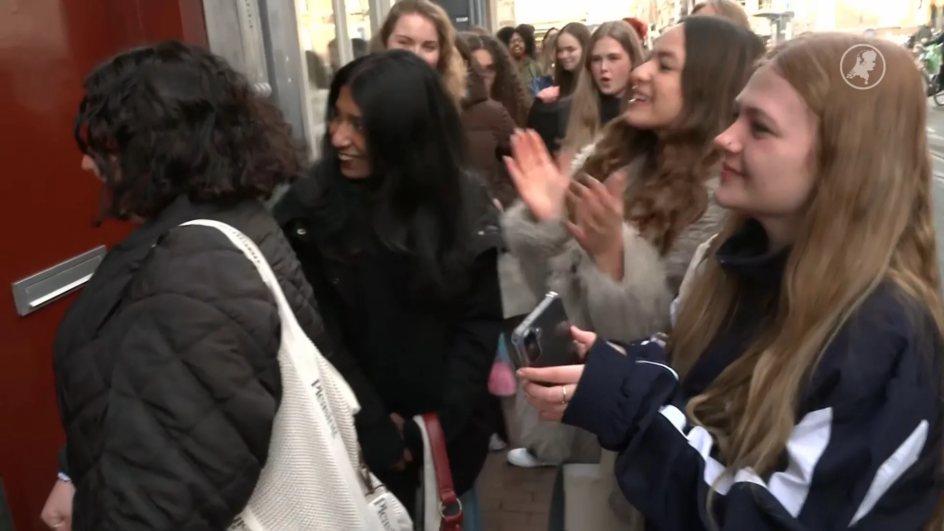 Gekkenhuis in Amsterdam voor Harry Styles: fans kunnen nieuwe single luisteren