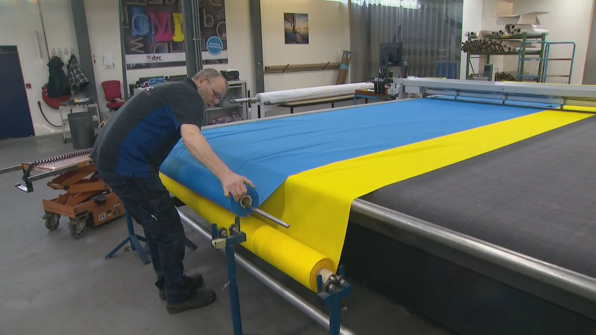 Run op Oekraïense vlaggen als teken van solidariteit, vlaggenmaker moet bijdrukken