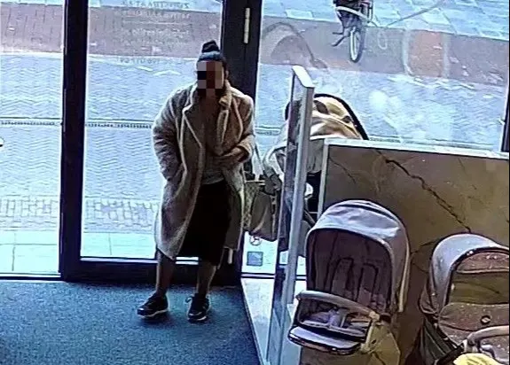 Opvallende roof: peperdure gouden kinderwagen gejat uit babywinkel