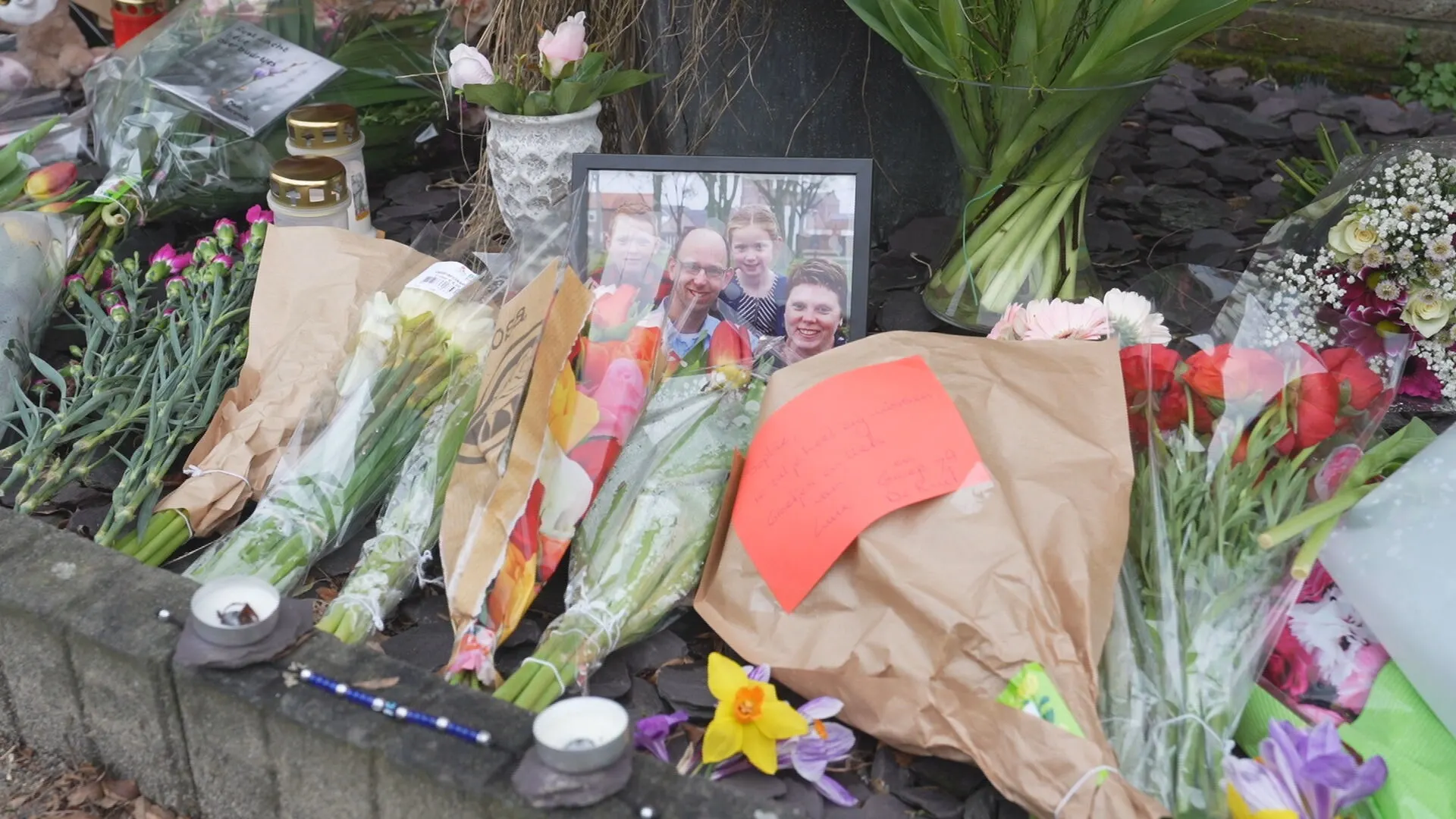 Bloemen en kaarsjes bij woning omgekomen gezin auto-ongeluk A59