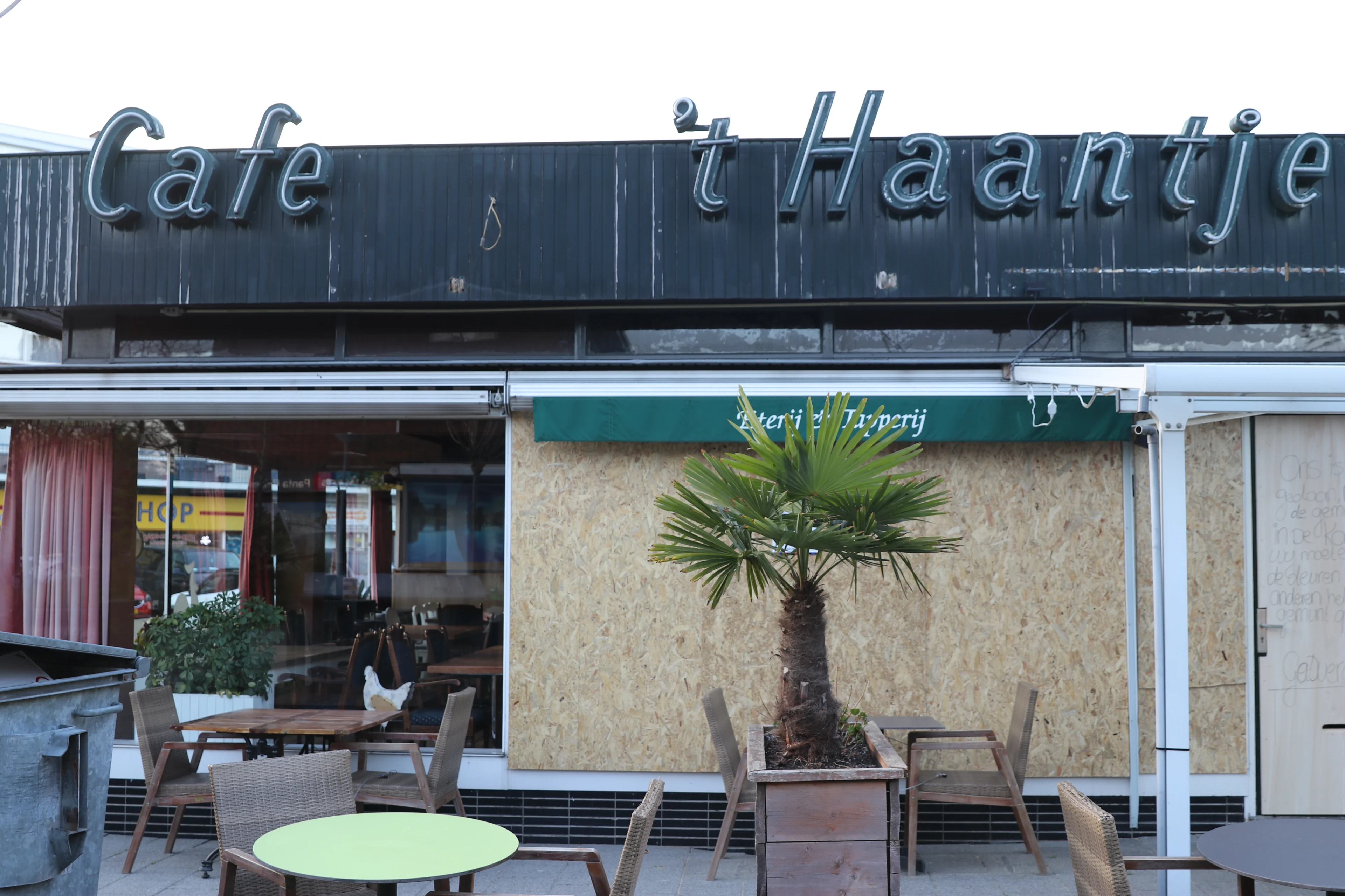 Verdachte (21) van aanslagen op Feyenoord-cafés blijft in de cel