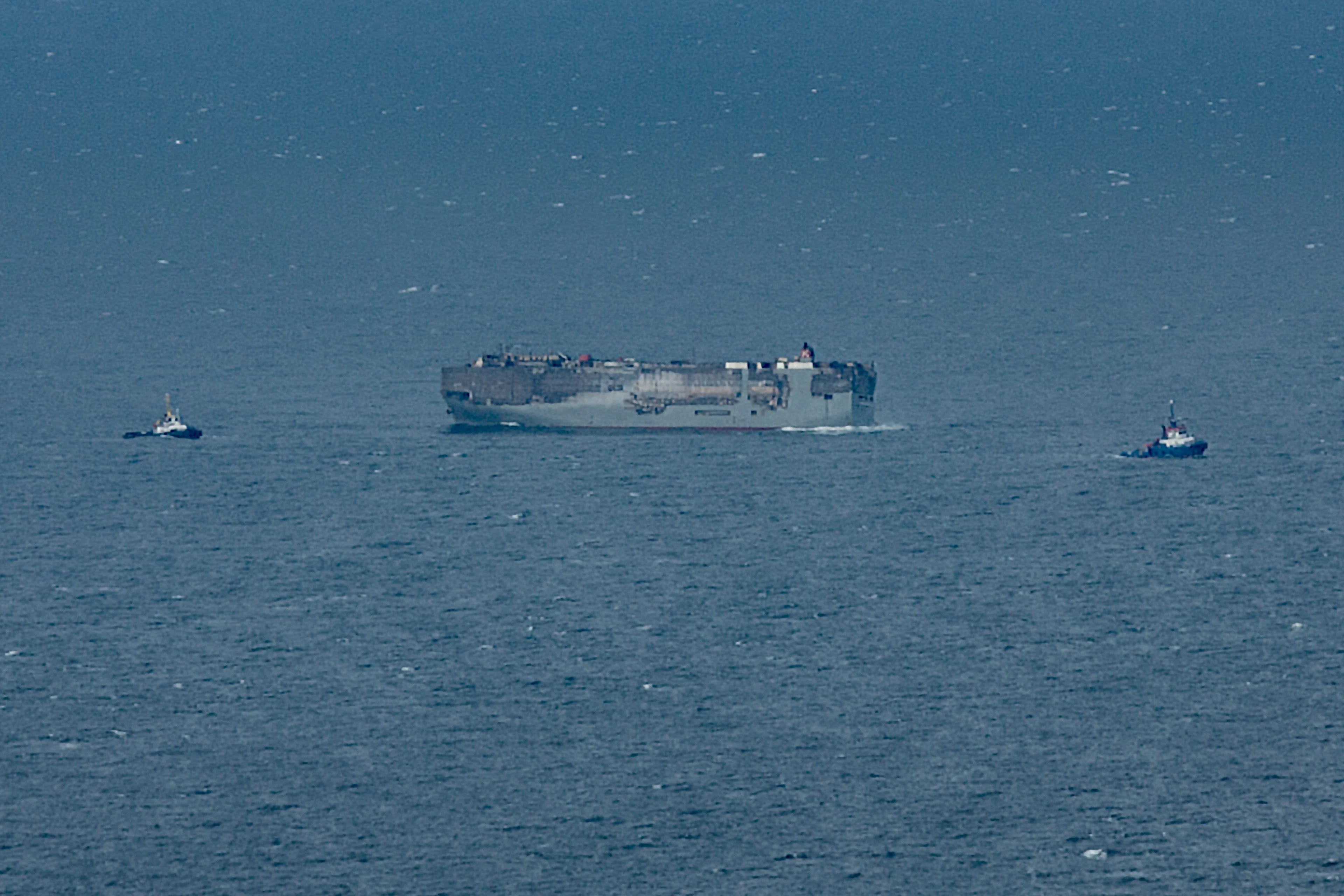 Brand vrachtschip Fremantle uit, wordt nu naar Eemshaven in Groningen gesleept