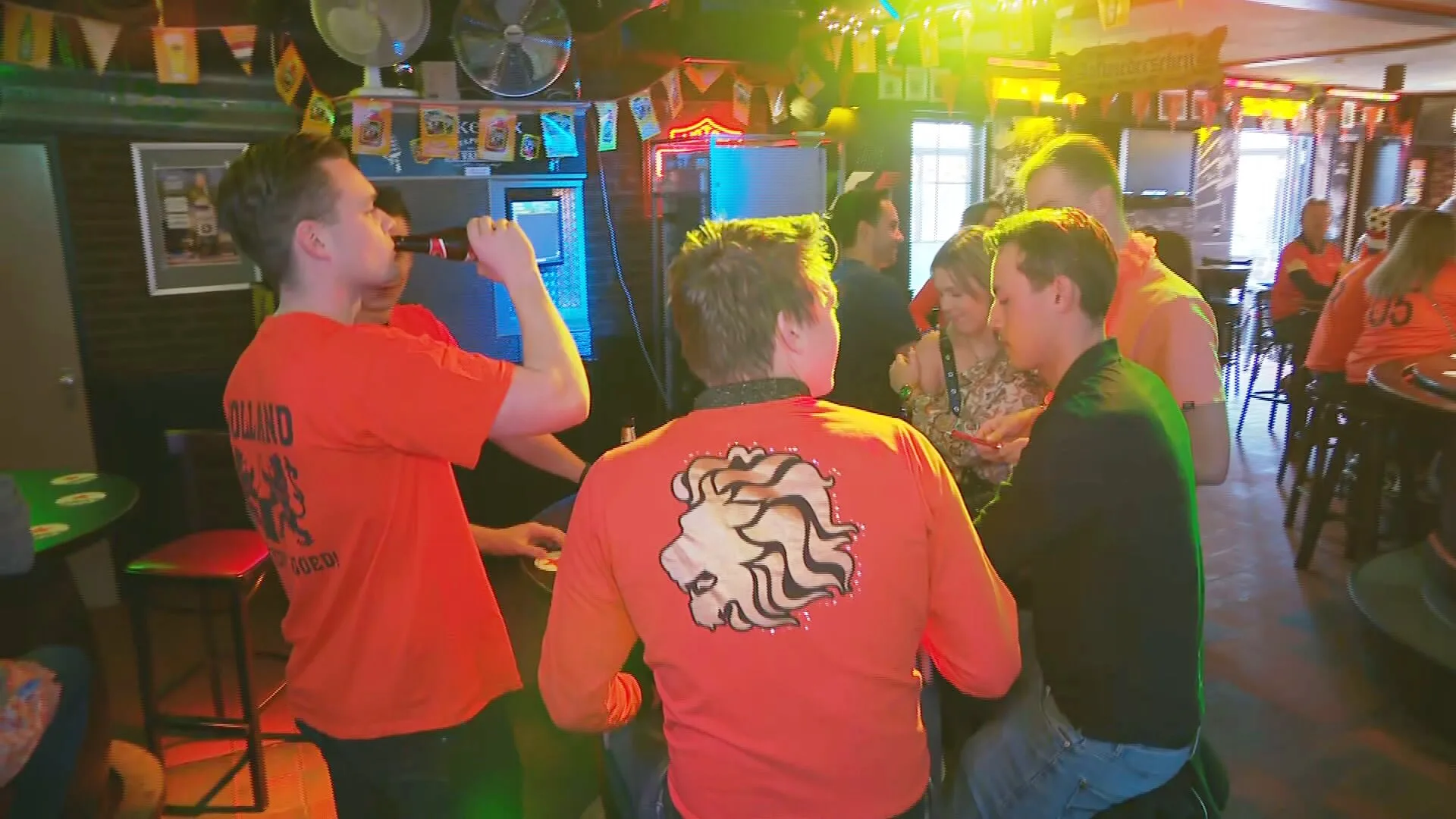 Eerste Oranjefans zitten al in de kroeg: ‘Schijt aan m’n baas!’ 