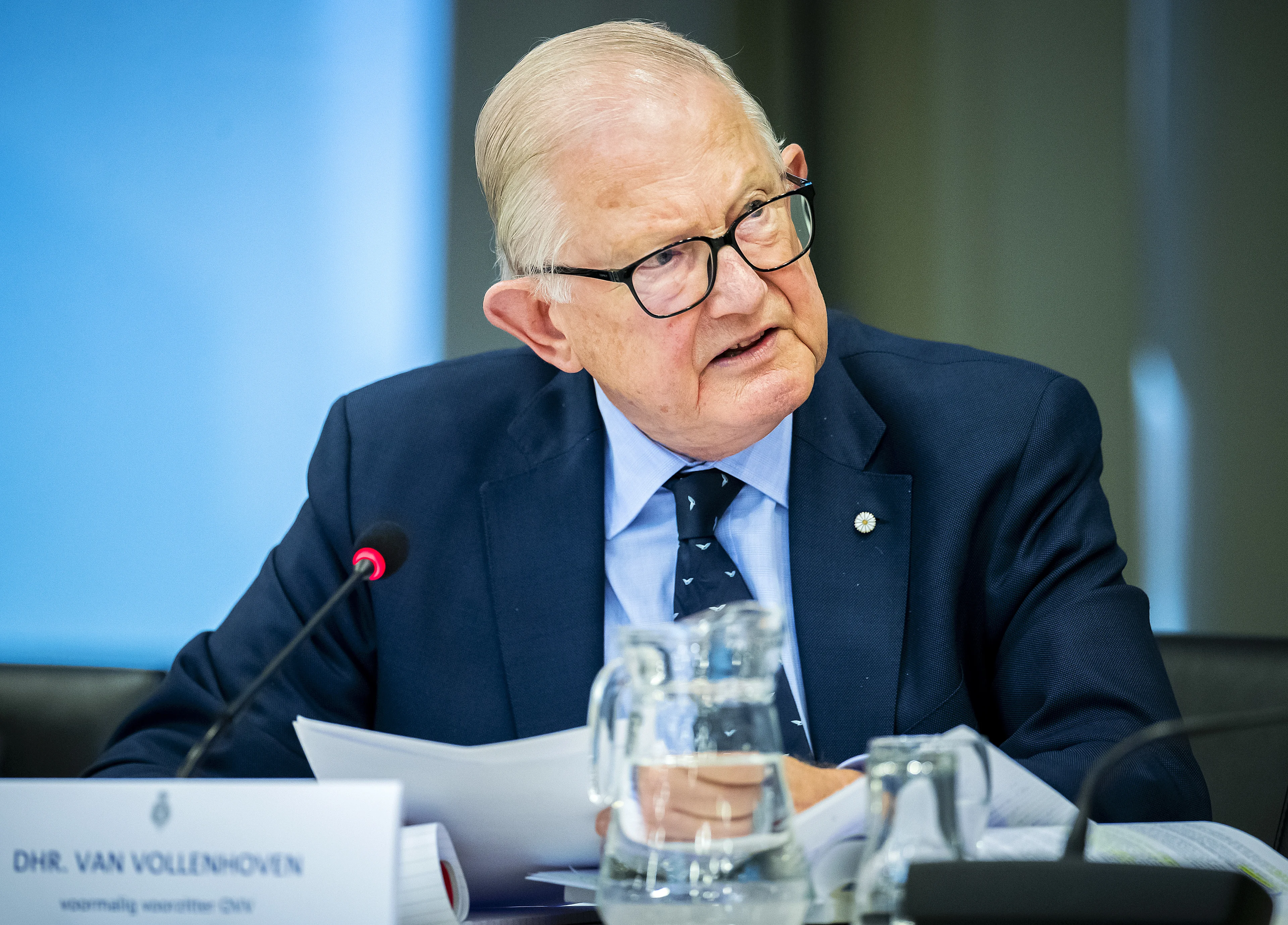 Van Vollenhoven: 'Geef boa's een volledige uitrusting inclusief vuurwapen'