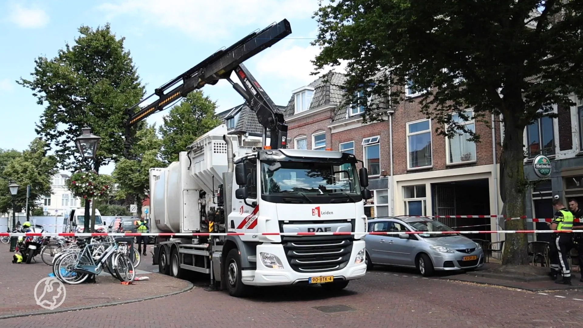 Vrouw komt onder vuilniswagen, raakt ernstig gewond