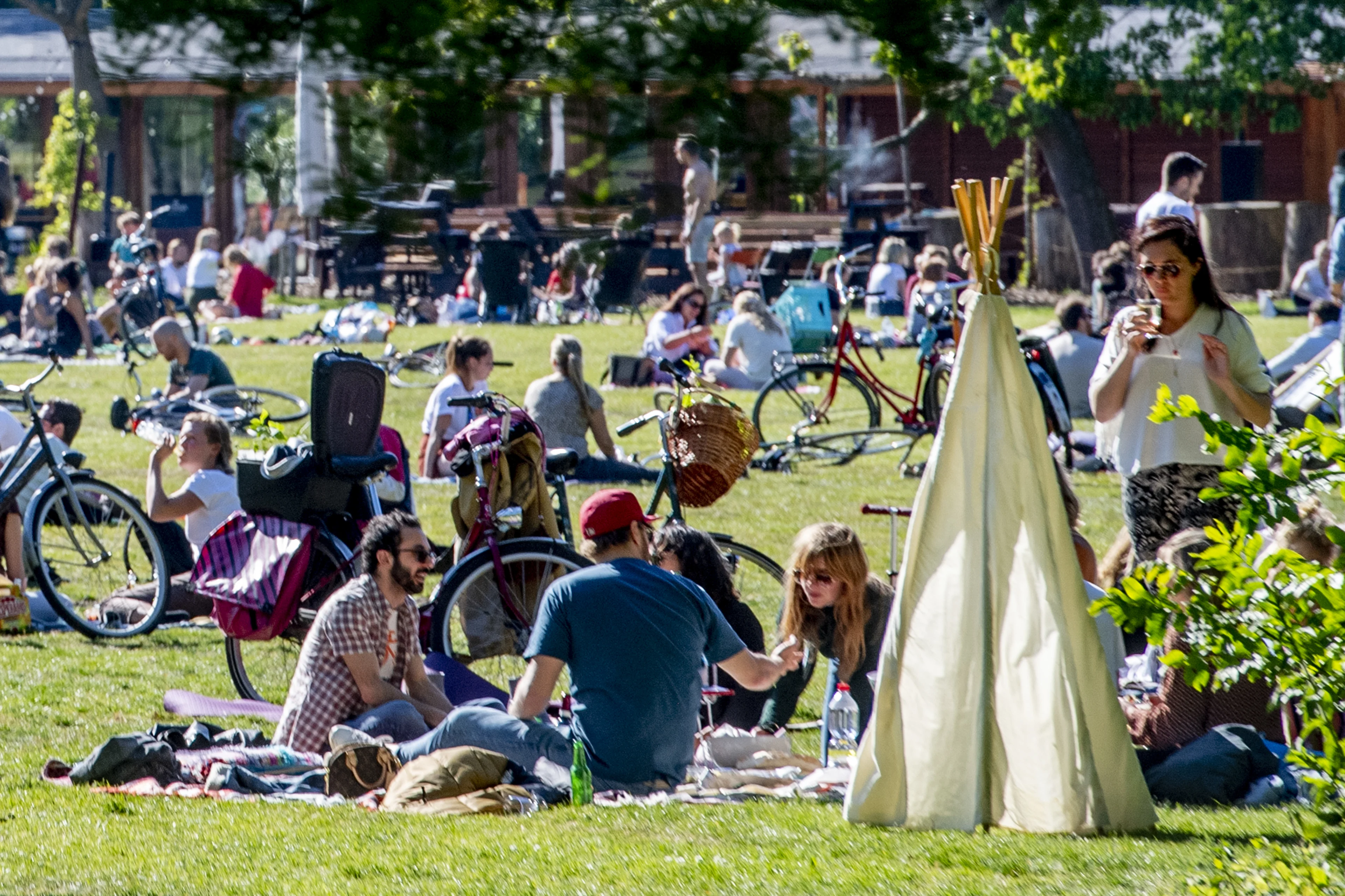 Eenderde van de jongeren vindt versoepelingen van coronamaatregelen te snel gaan