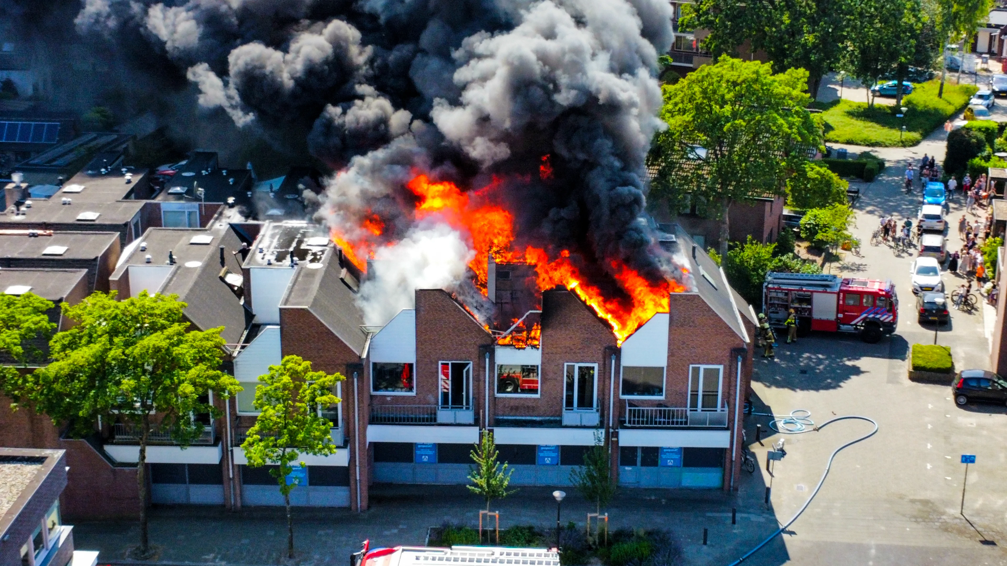 Grote uitslaande brand in woningen boven supermarkt Apeldoorn, kinderdagverblijf geëvacueerd