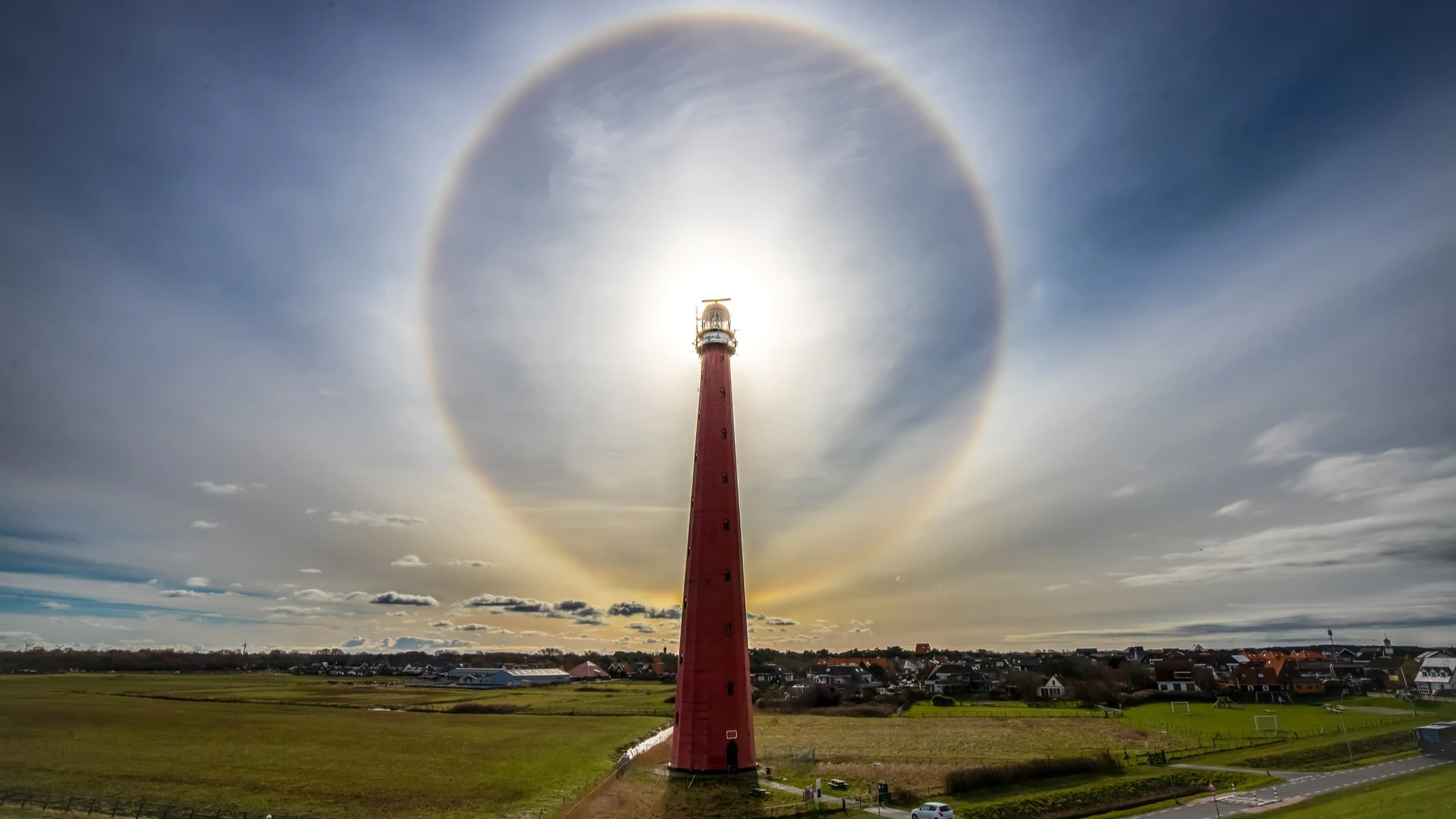 Ilse maakt spectaculaire foto: vuurtoren Lange Jaap staat precies in een halo