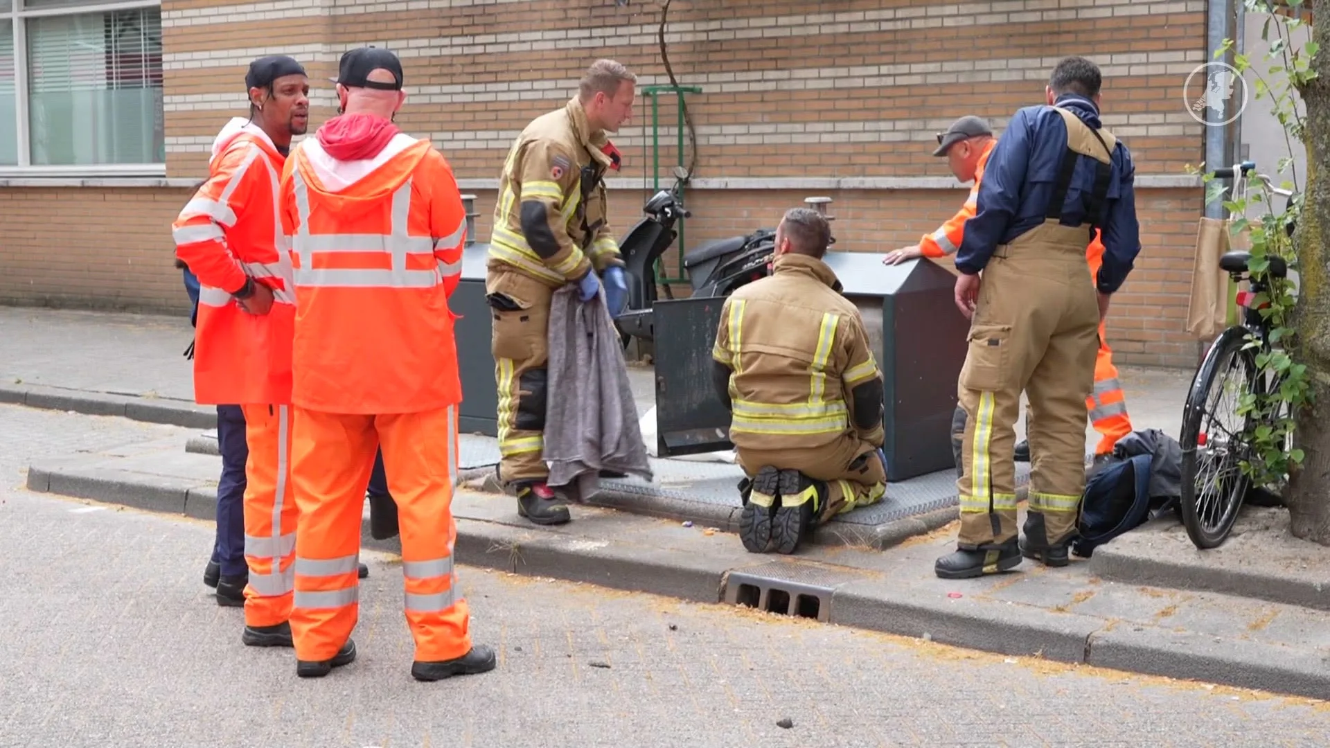 Man komt vast te zitten in ondergrondse container in Rotterdam, bevrijd door hulpdiensten