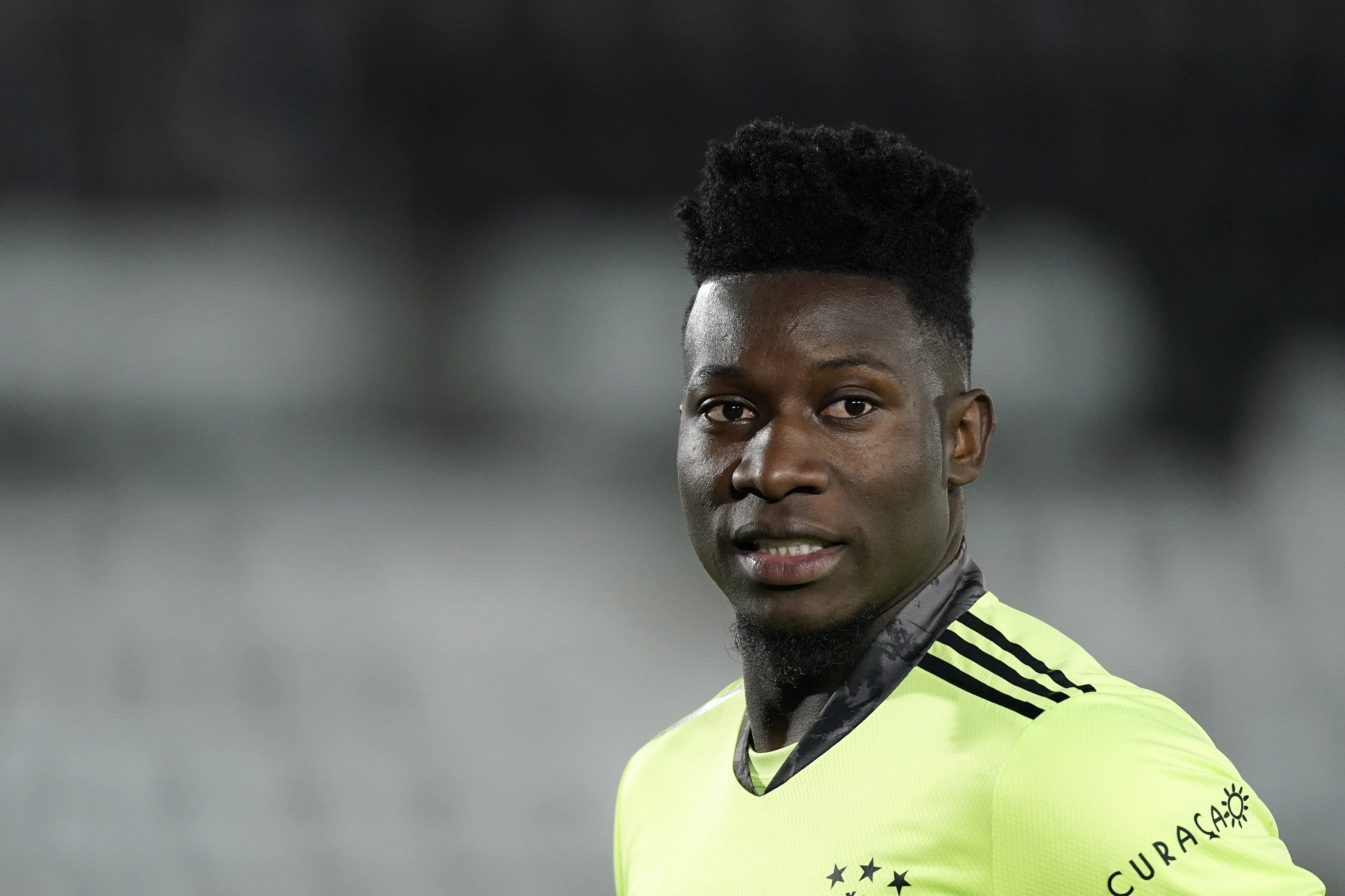 Ajax-doelman Onana voor jaar geschorst na vondst verboden middel in urine