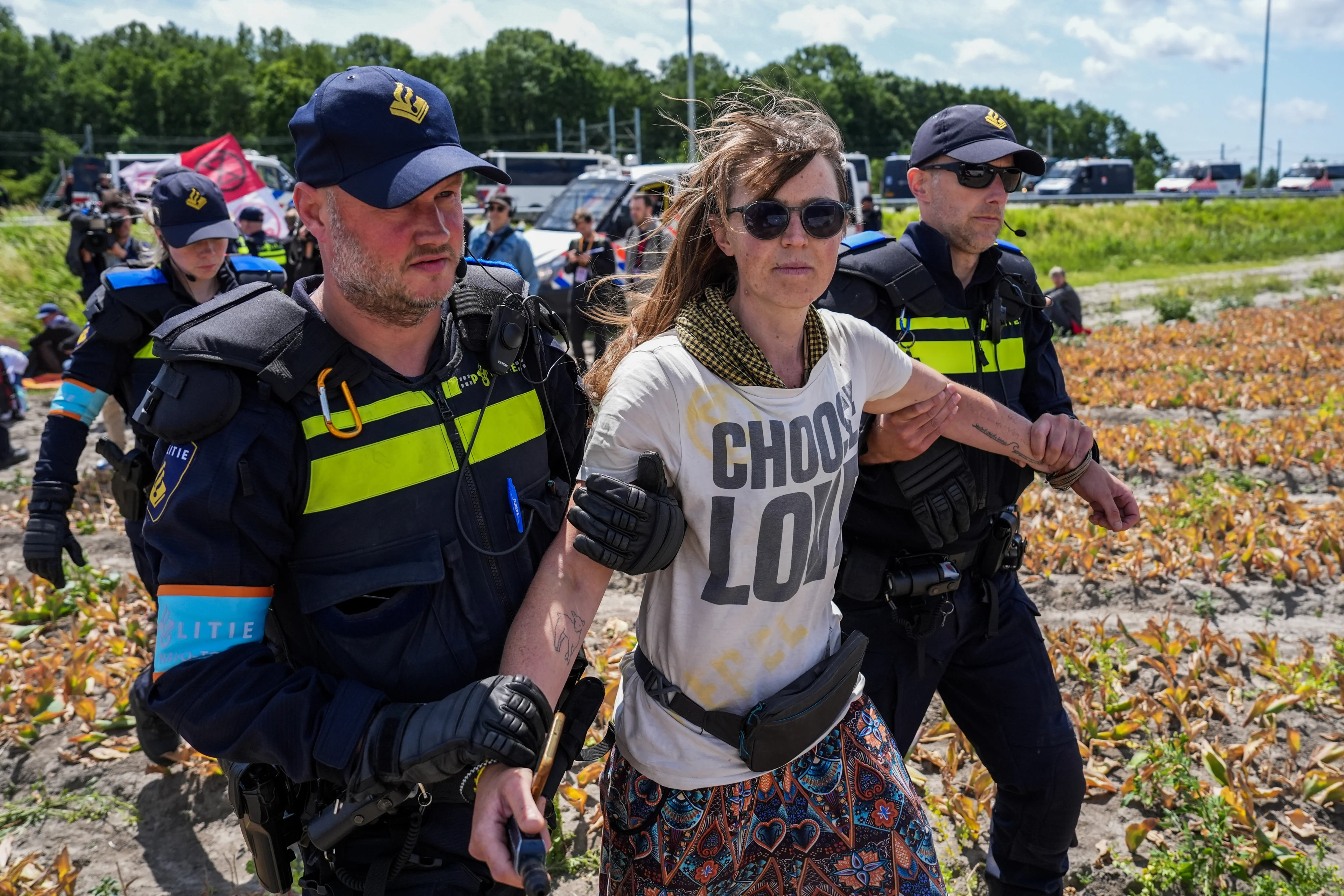 25 activisten gearresteerd bij poging A44 naar NAVO-top te blokkeren, journalisten geboeid weggevoerd