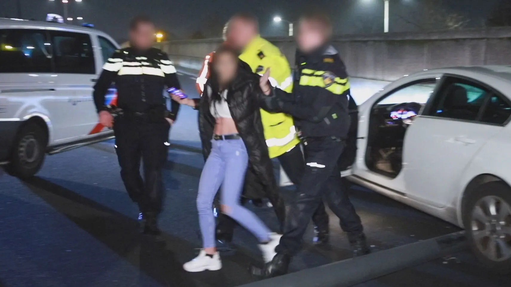 Bezopen automobiliste knalt op omgevallen lichtmast, verzet zich luidkeels tegen arrestatie