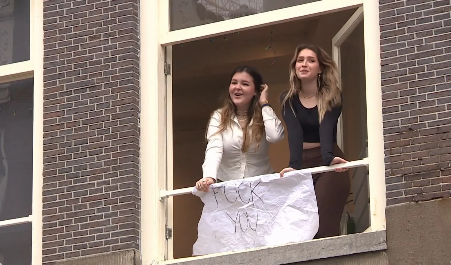 Studentes bedreigd om protestposter tijdens coronaprotest: 'Ons adres staat nu online'