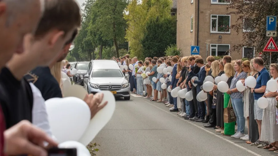 Massaal afscheid in Baarn van Simo (19), in stilte en met witte harten
