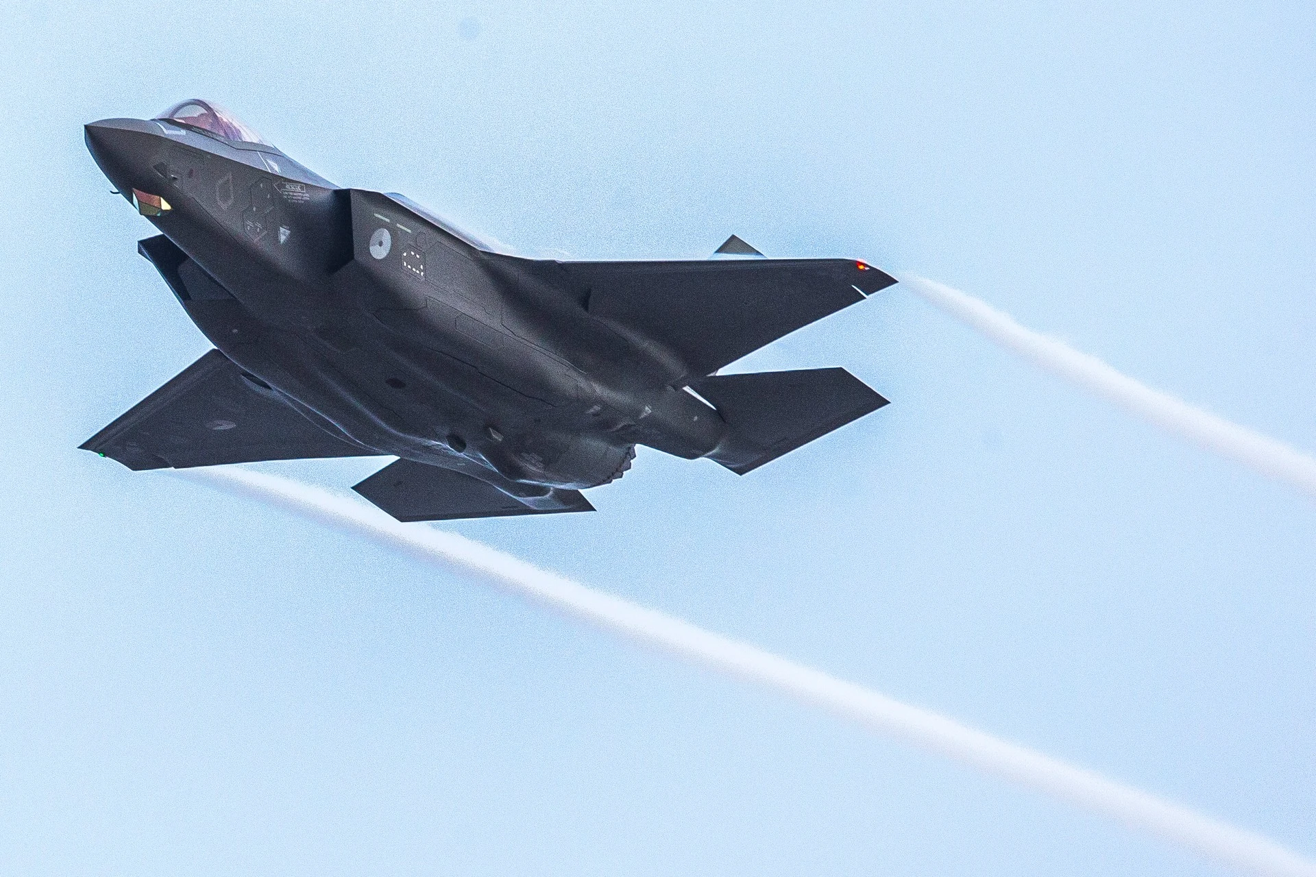 Supersonisch vliegtuig knalt door geluidsbarrière en laat Groningen beven