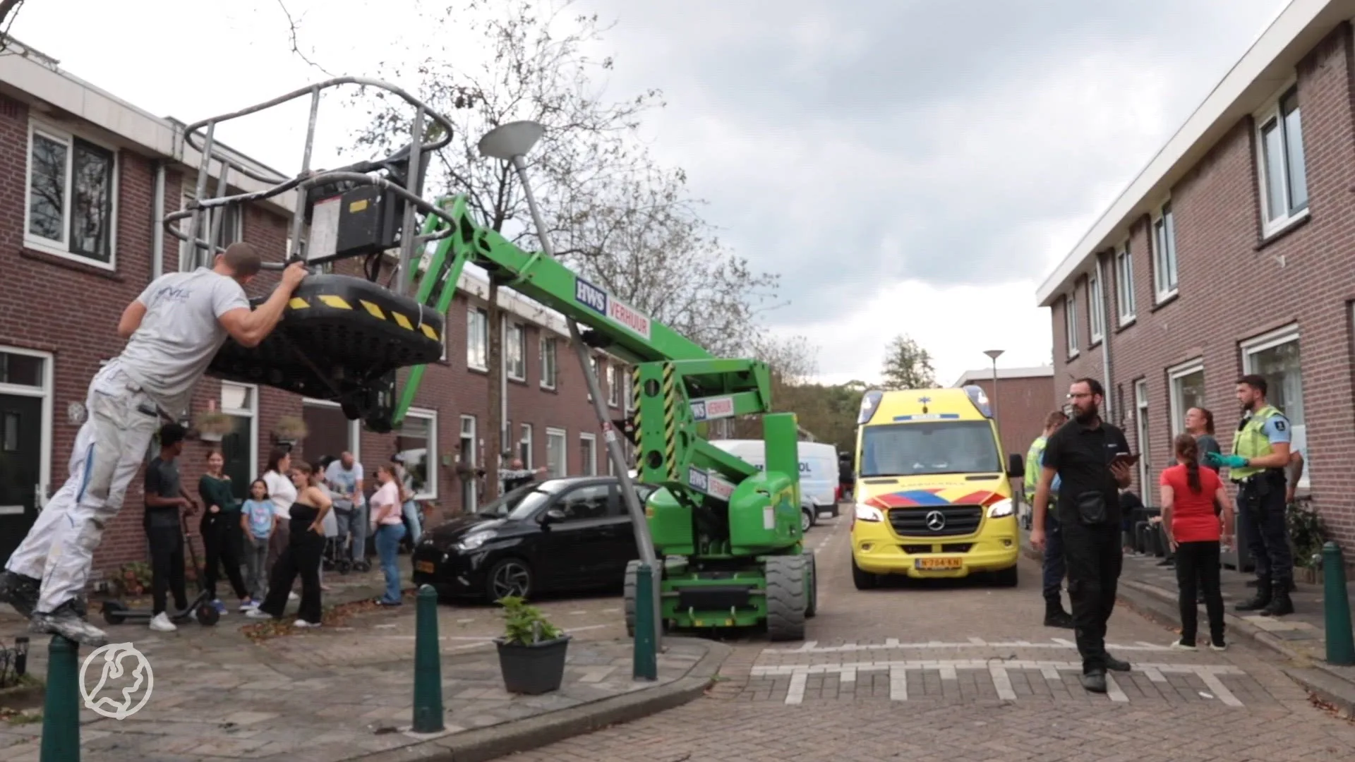 Bestelbus ramt hoogwerker, schilder vliegt bijna uit bakje