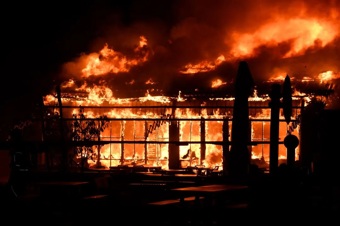 Campinggasten Renesse halsoverkop geëvacueerd na brand in restaurant