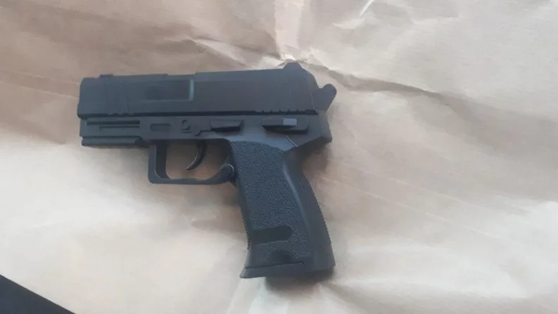 Boze buurman bedreigt kinderen met pistool om sneeuwballengevecht