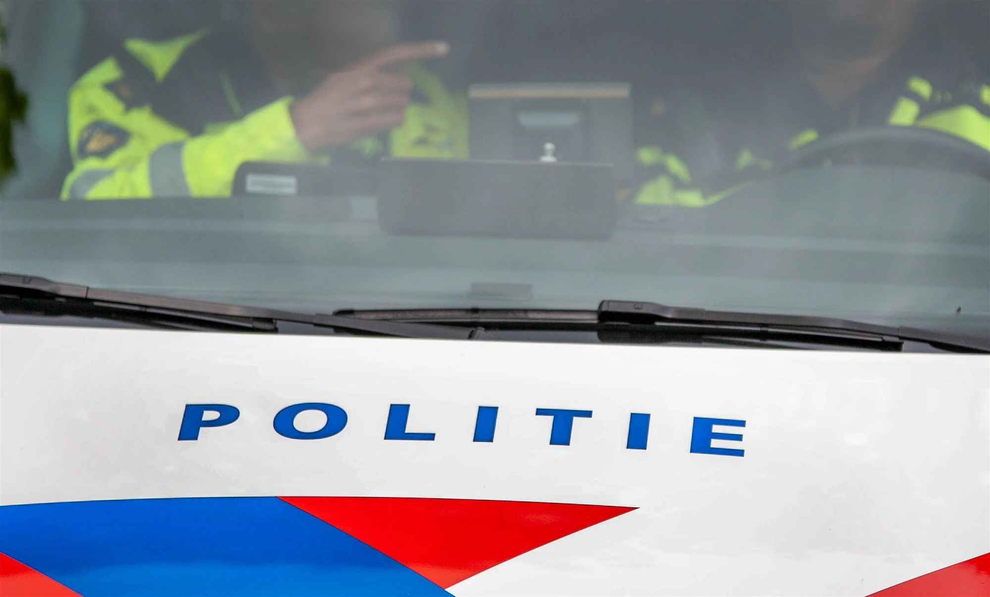 Politiewagen crasht na heftige achtervolging en snelheden boven de 260 km/u